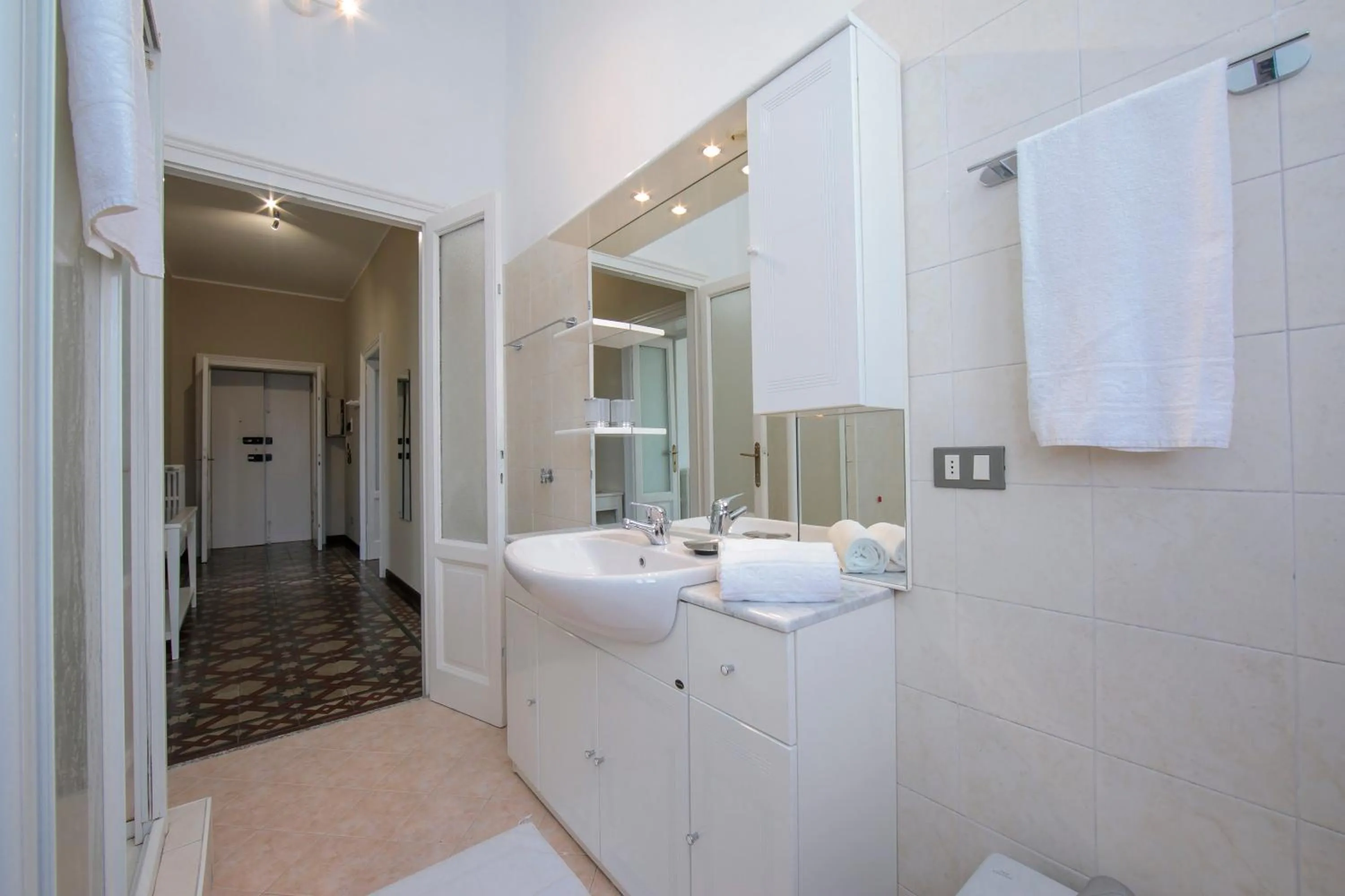 Bathroom in Residenza Oleandro Lake View Luino Center - Happy Rentals