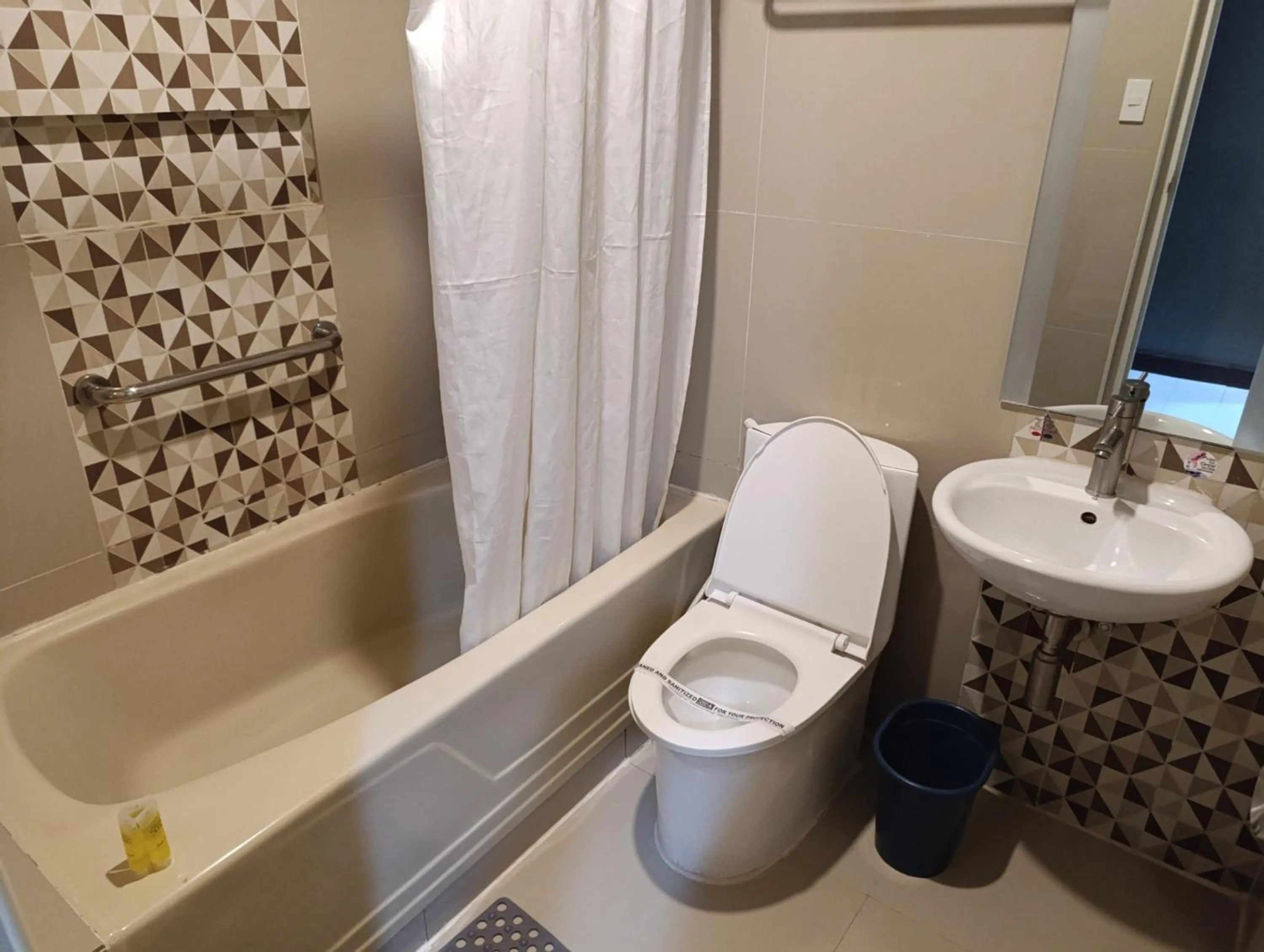 Toilet in Hotel Sogo Malate