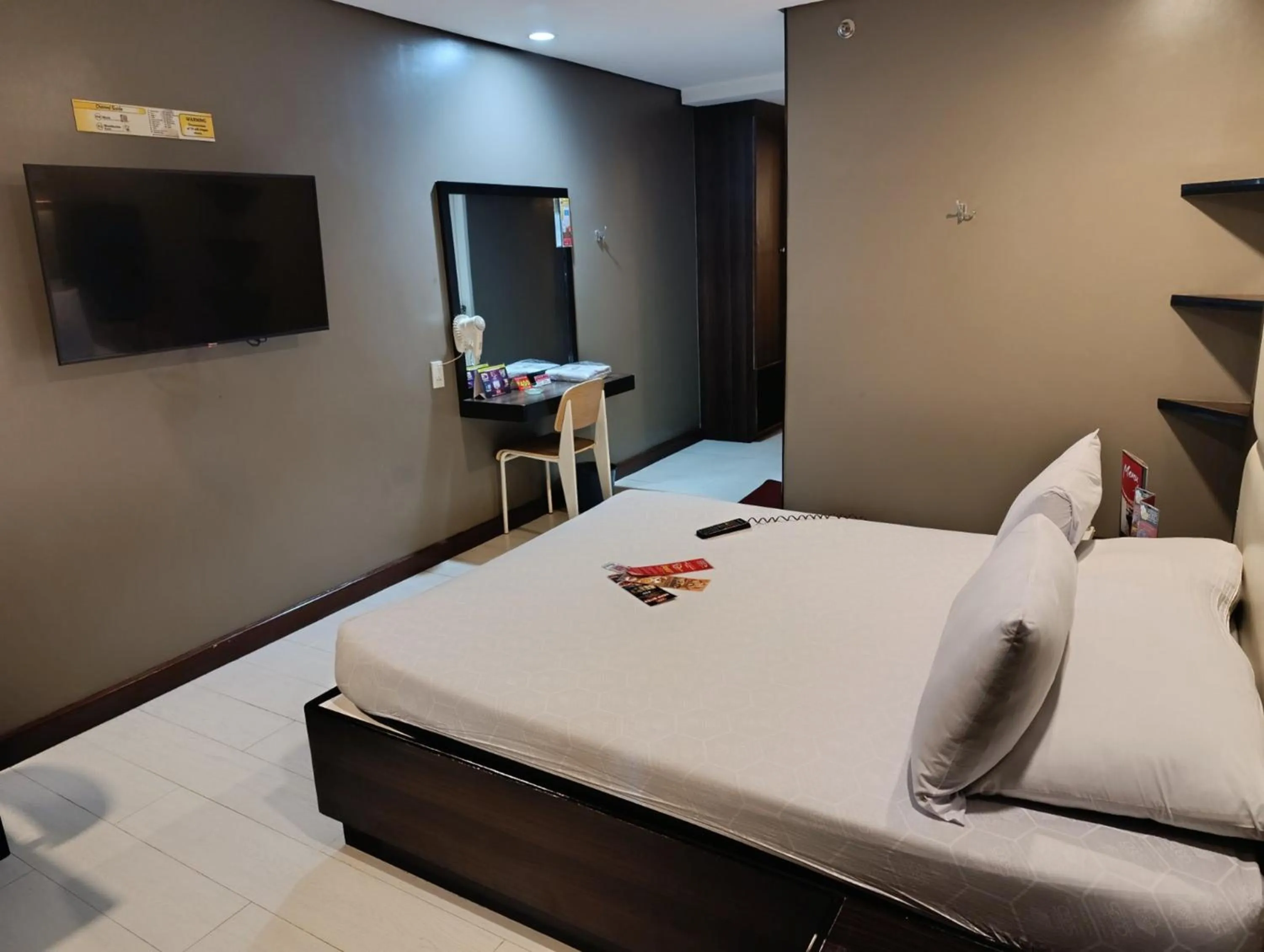 Bedroom, Bed in Hotel Sogo Malate