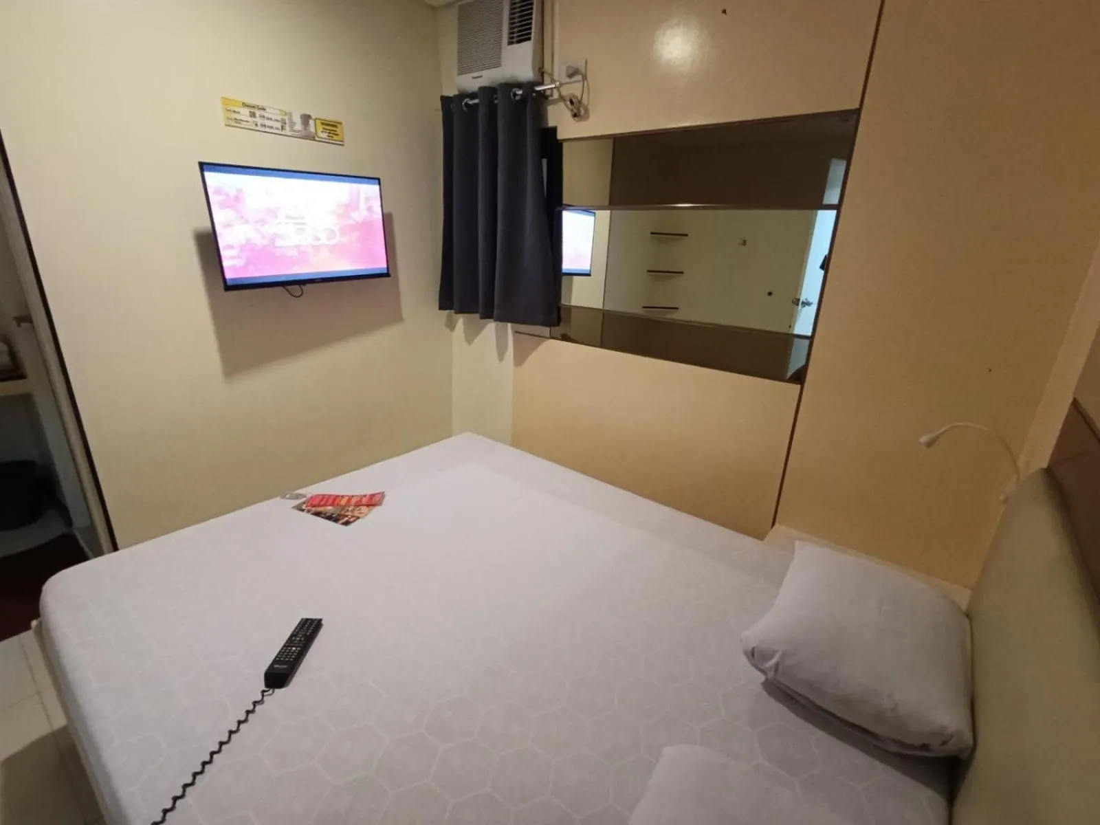 Bedroom, Bed in Hotel Sogo Malate