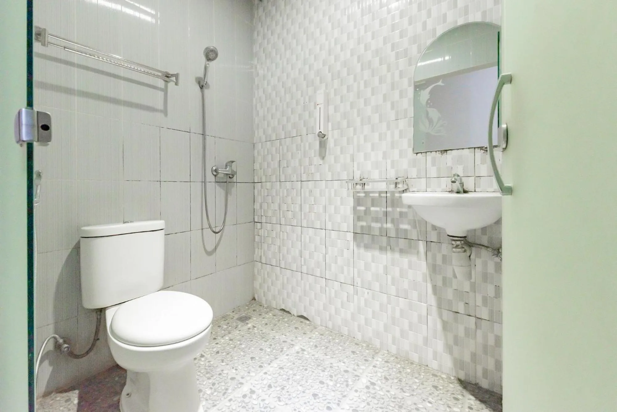 Shower in RedDoorz near Pasar Tarapung Siring Banjarmasin