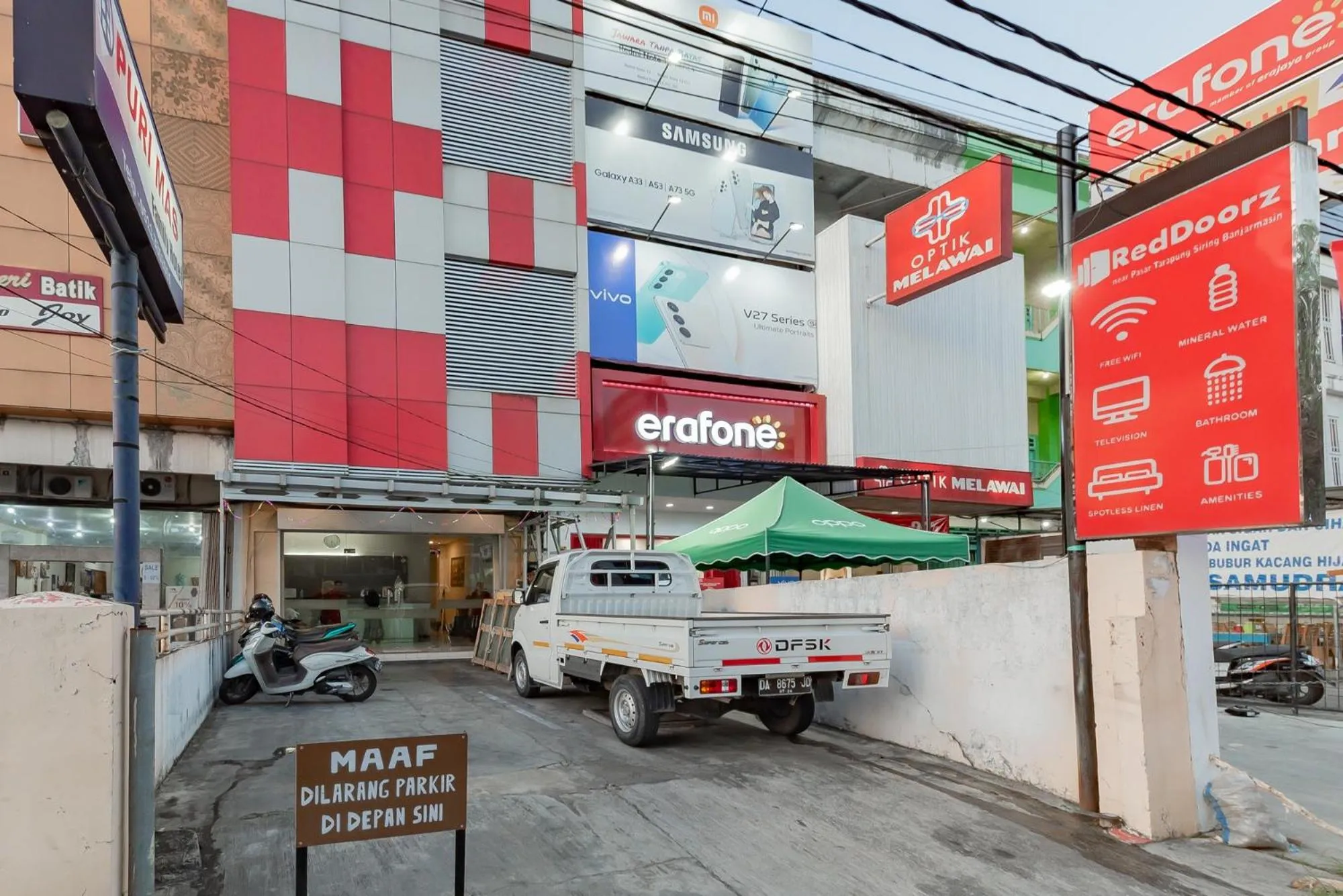 Property building in RedDoorz near Pasar Tarapung Siring Banjarmasin