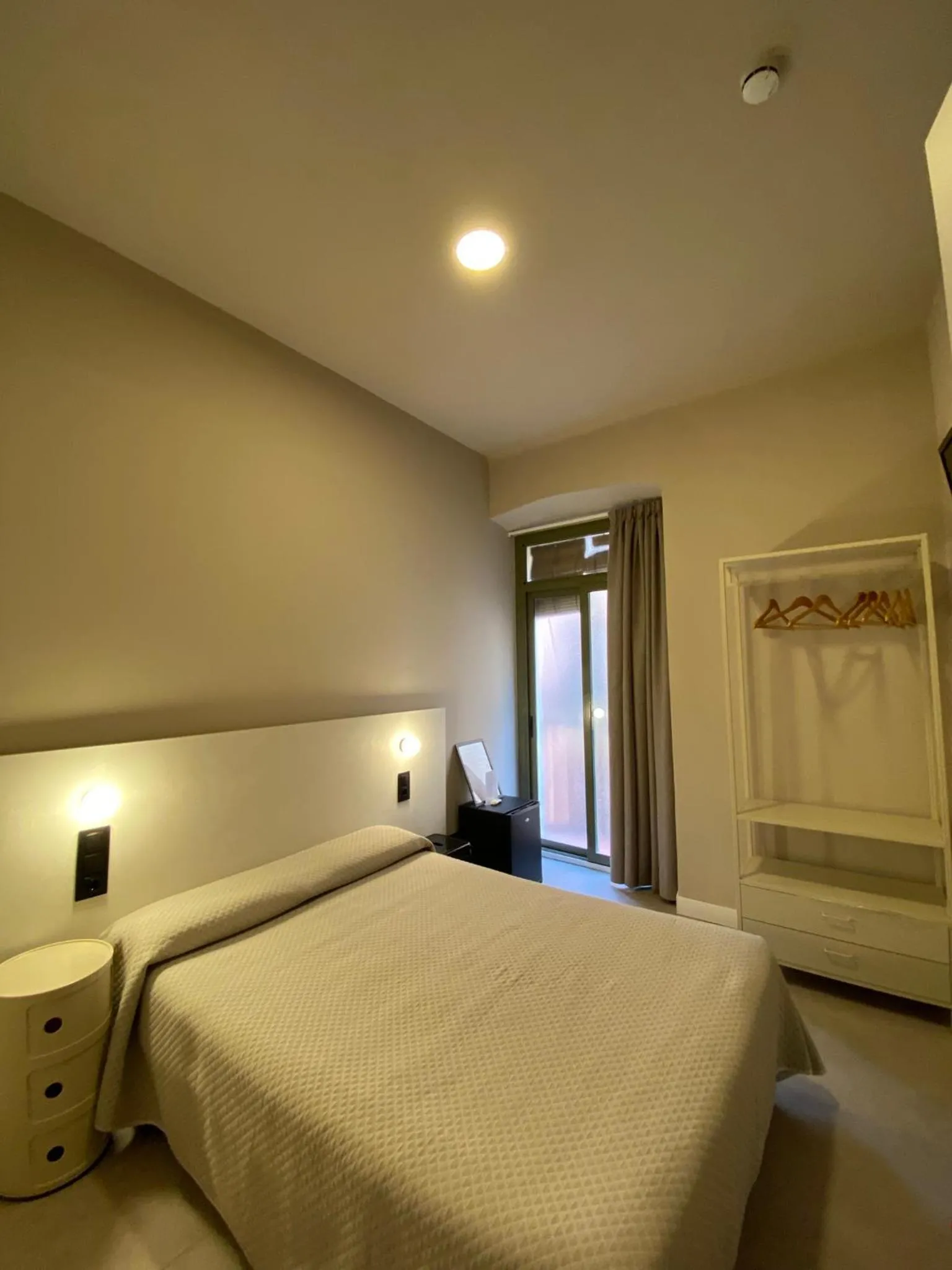 Photo of the whole room, Bed in Pensión Coral