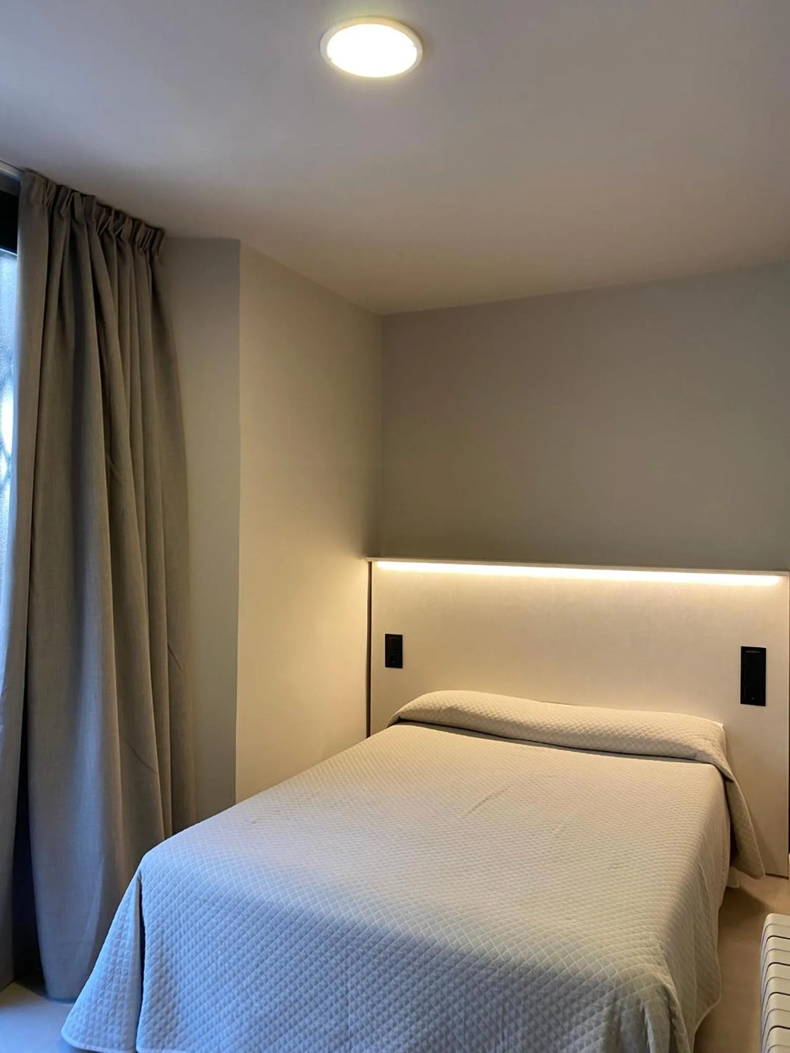 Photo of the whole room, Bed in Pensión Coral
