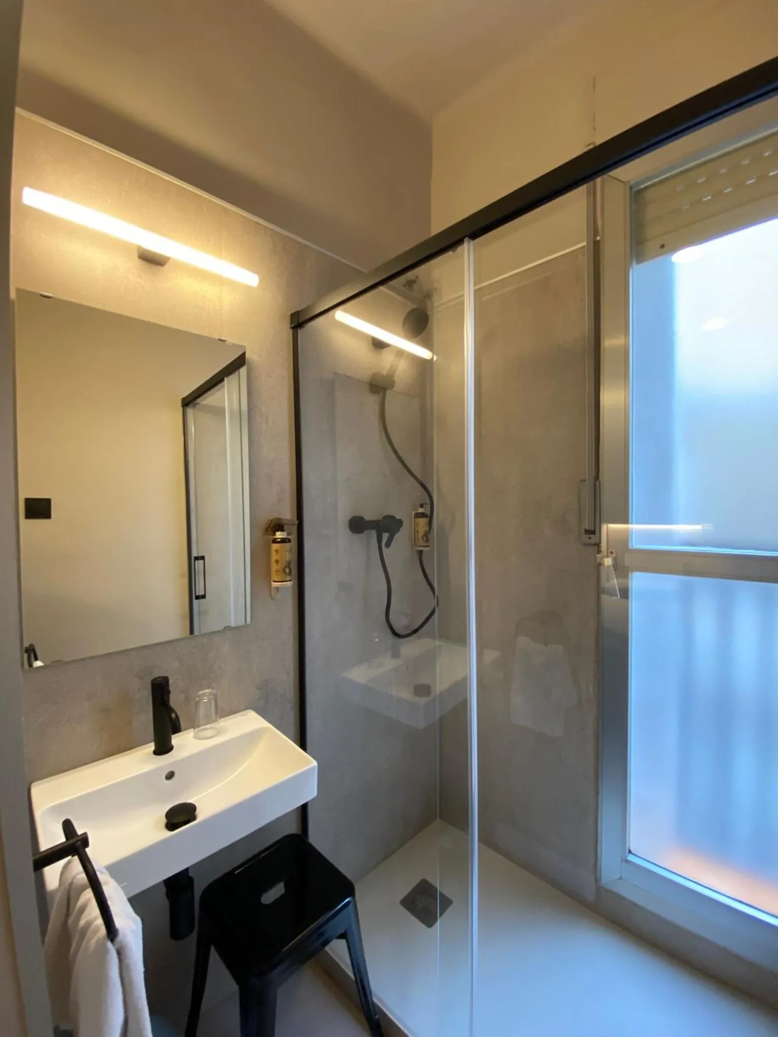 Shower in Pensión Coral