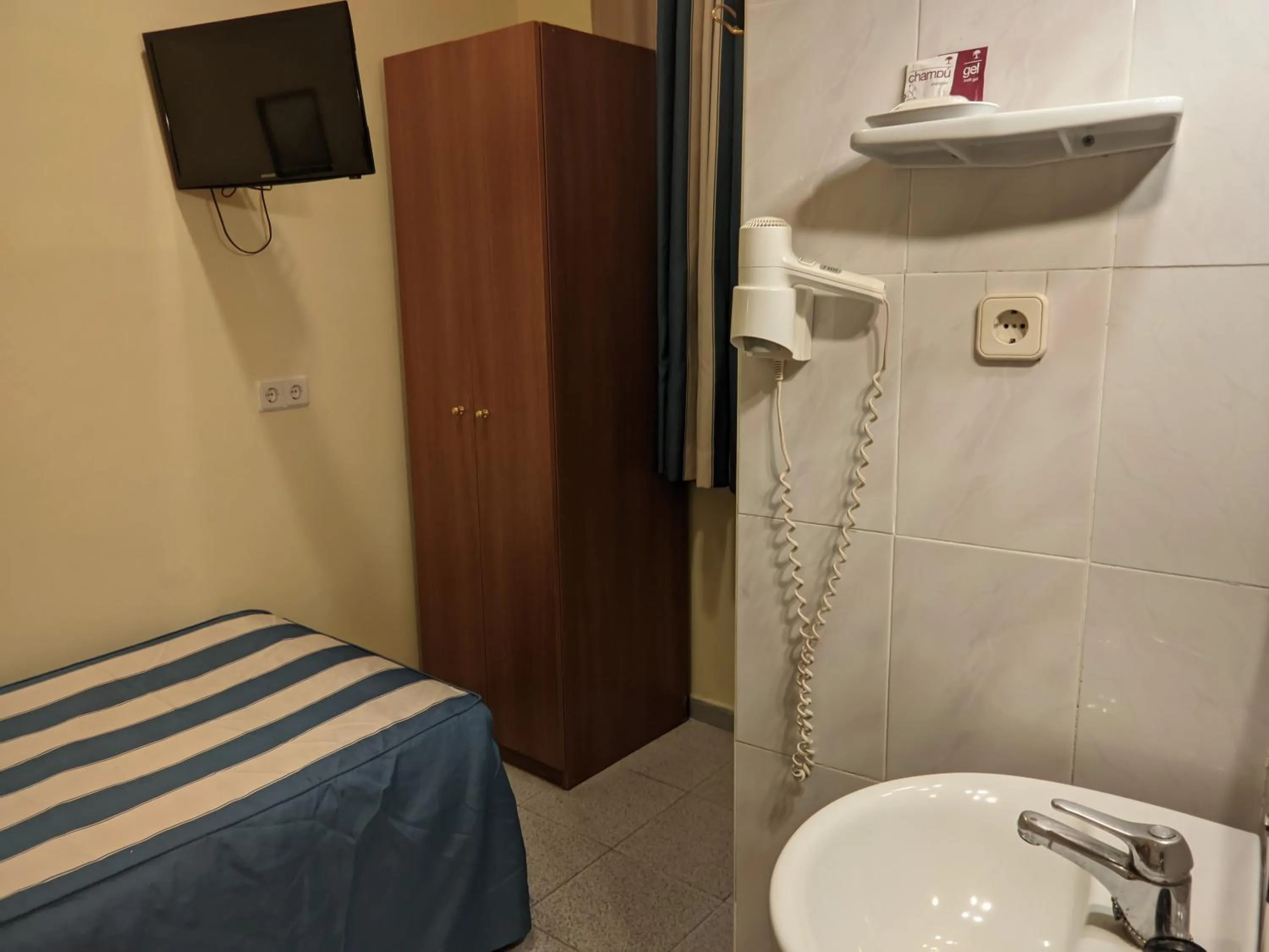 Toilet, Bed in Pensión Coral