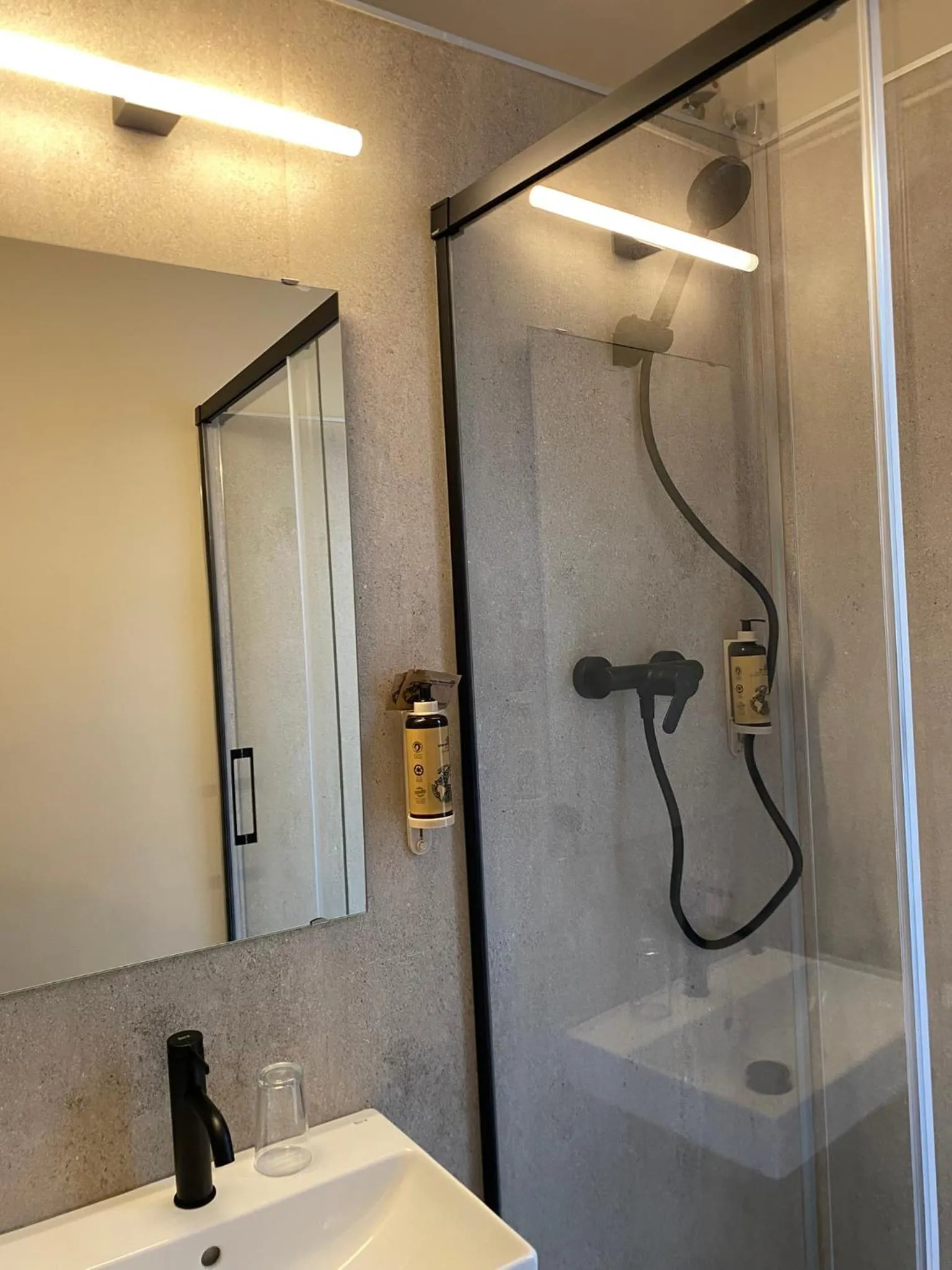 Shower in Pensión Coral