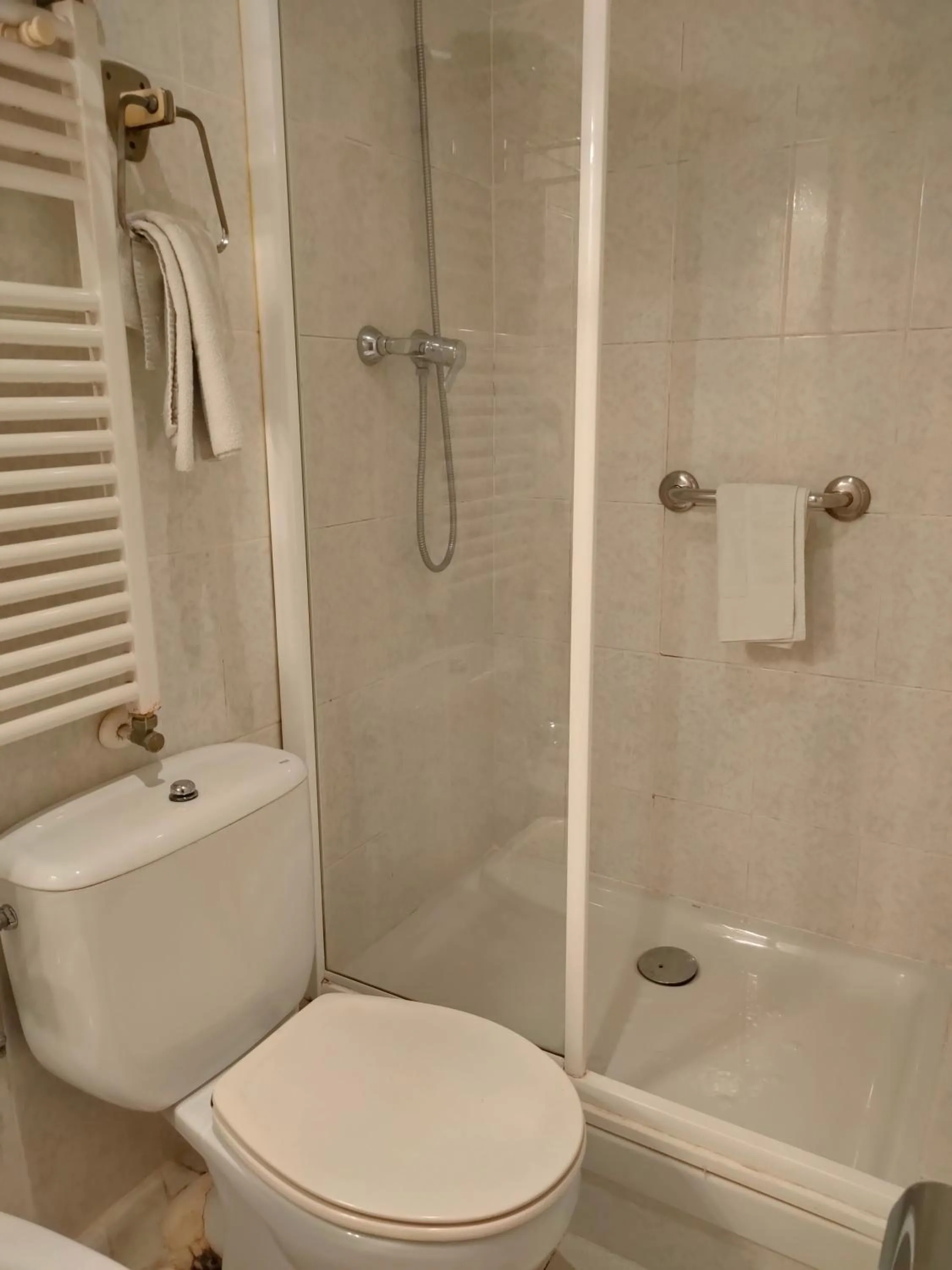 Shower in Pensión Coral