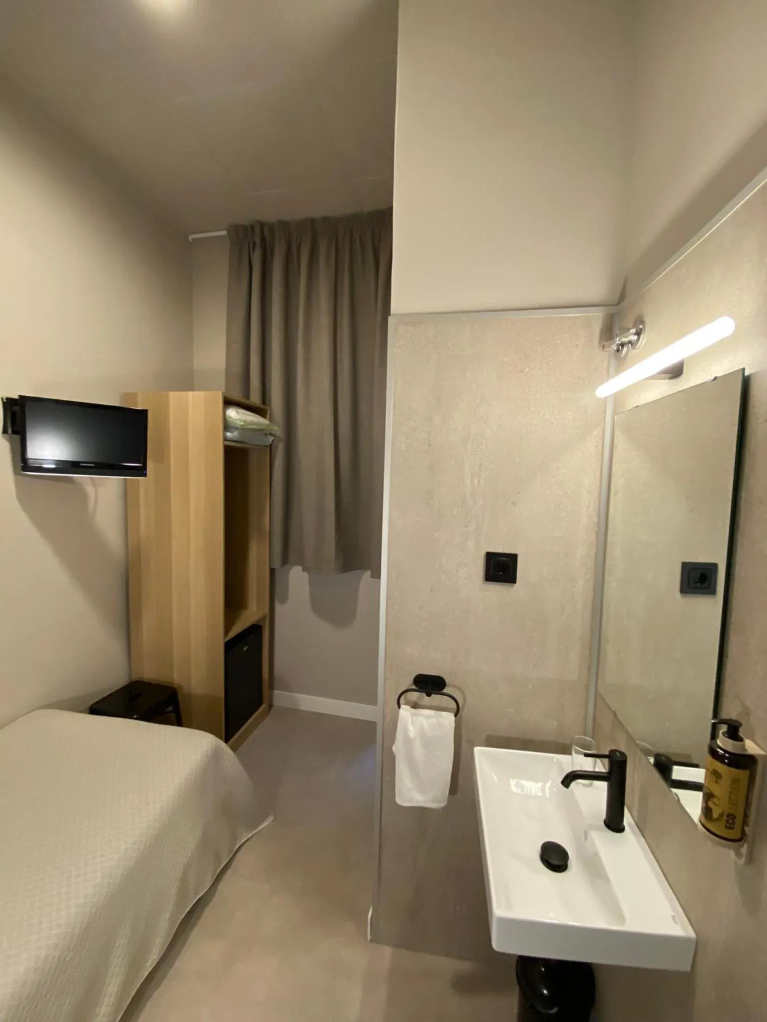 Photo of the whole room, Bed in Pensión Coral