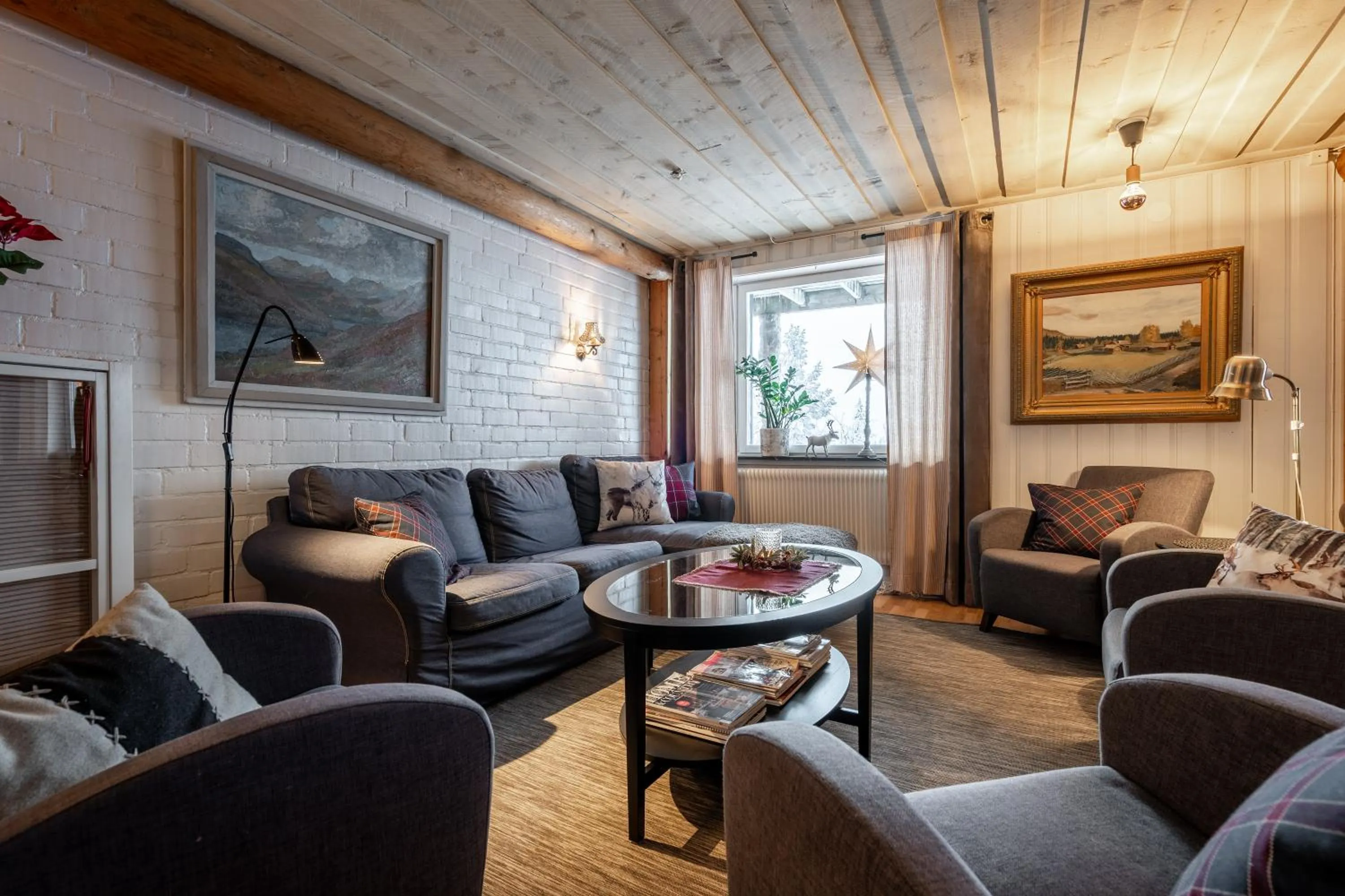 Communal lounge/ TV room in Lövåsgårdens Fjällhotell