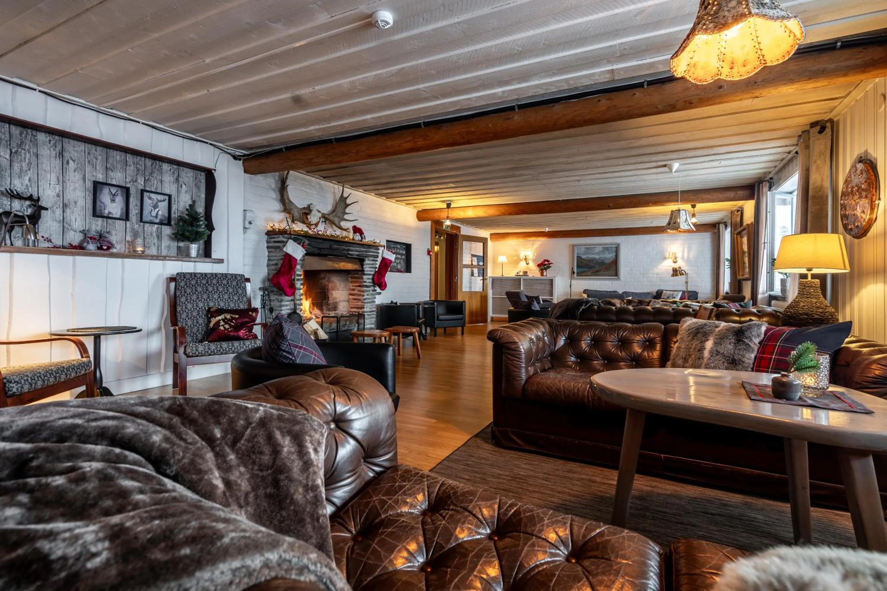 Communal lounge/ TV room in Lövåsgårdens Fjällhotell