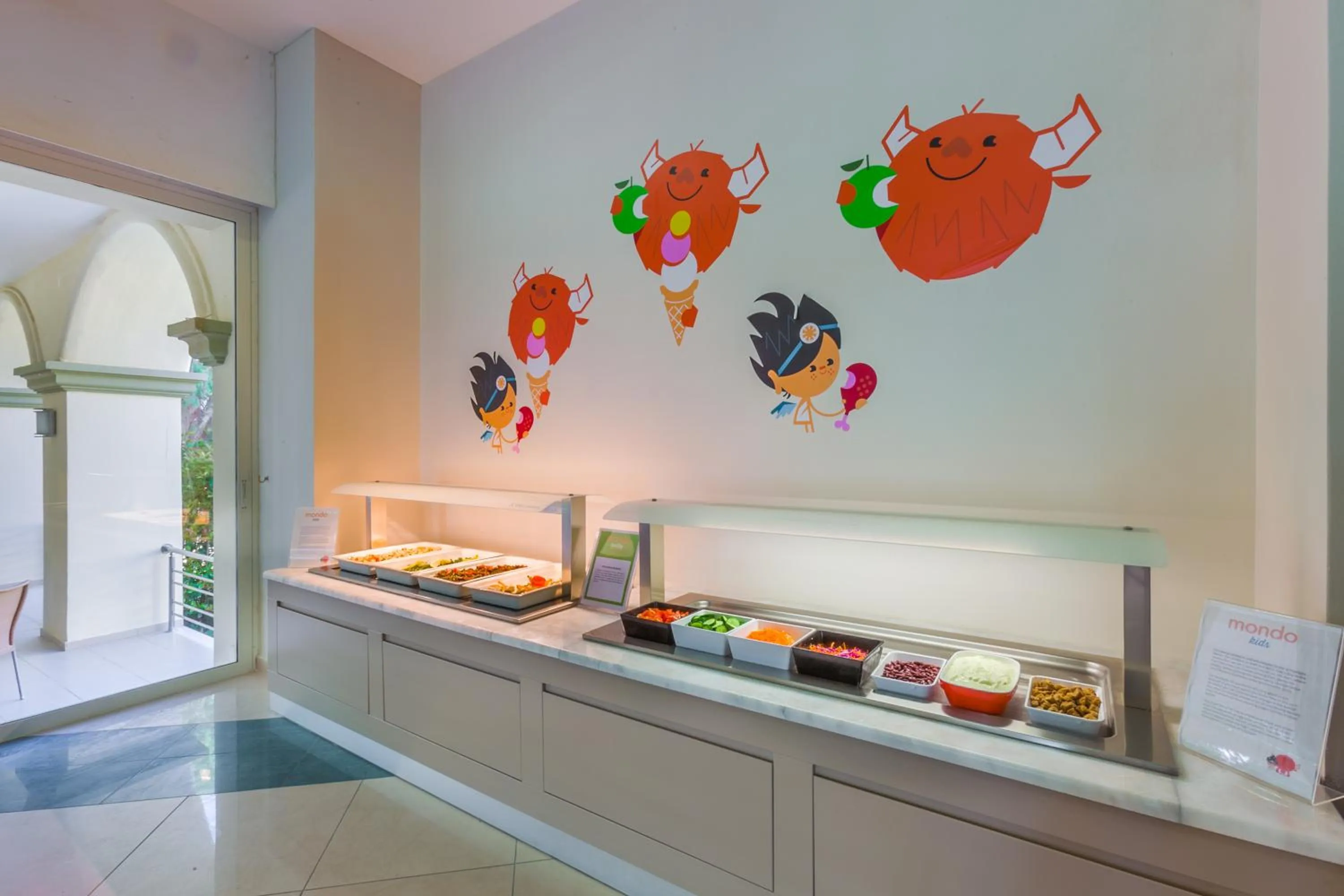 Restaurant/places to eat in Kipriotis Maris Suites