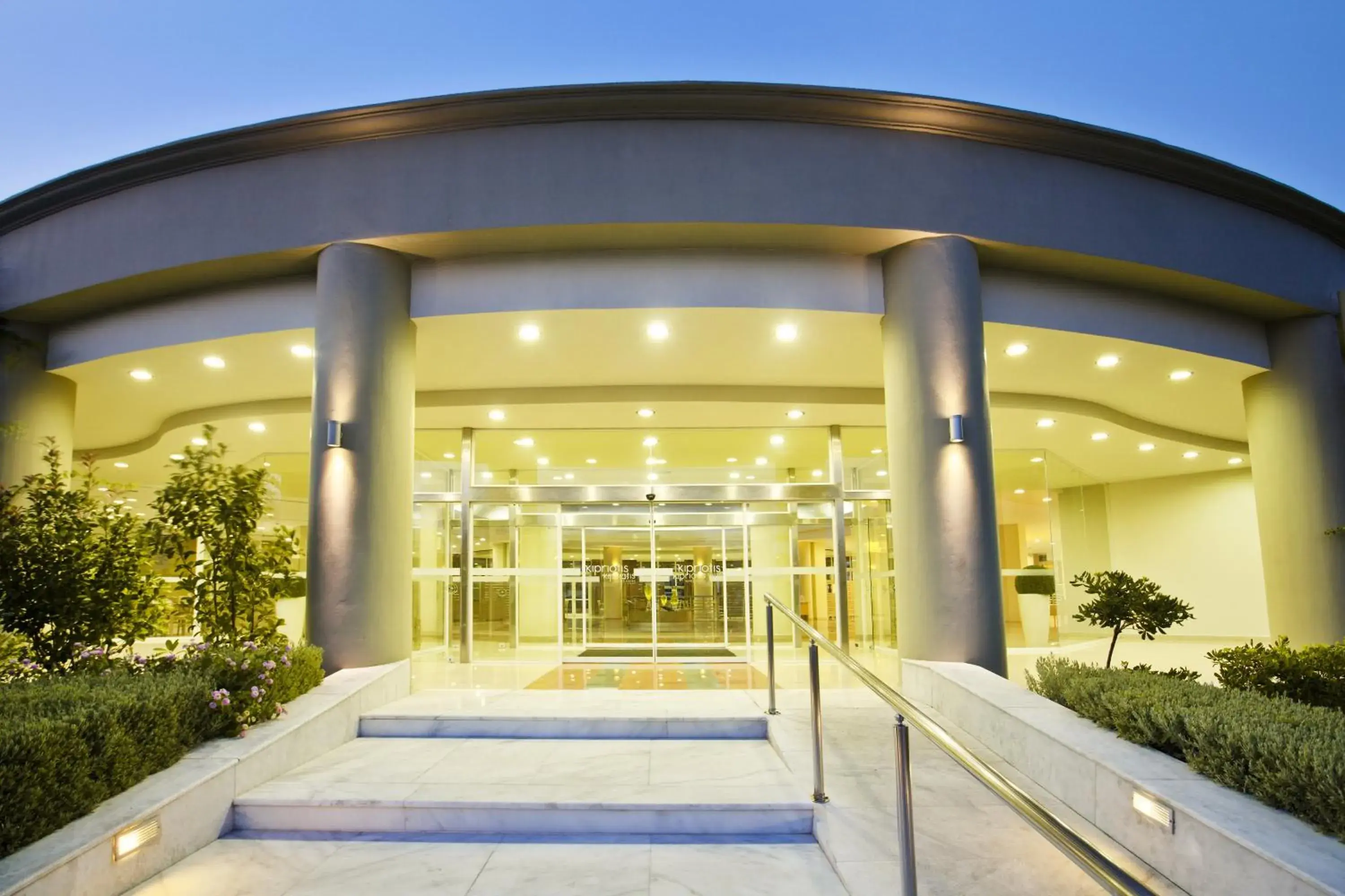 Facade/entrance in Kipriotis Maris Suites Facade/entrance in Kipriotis Maris Suites