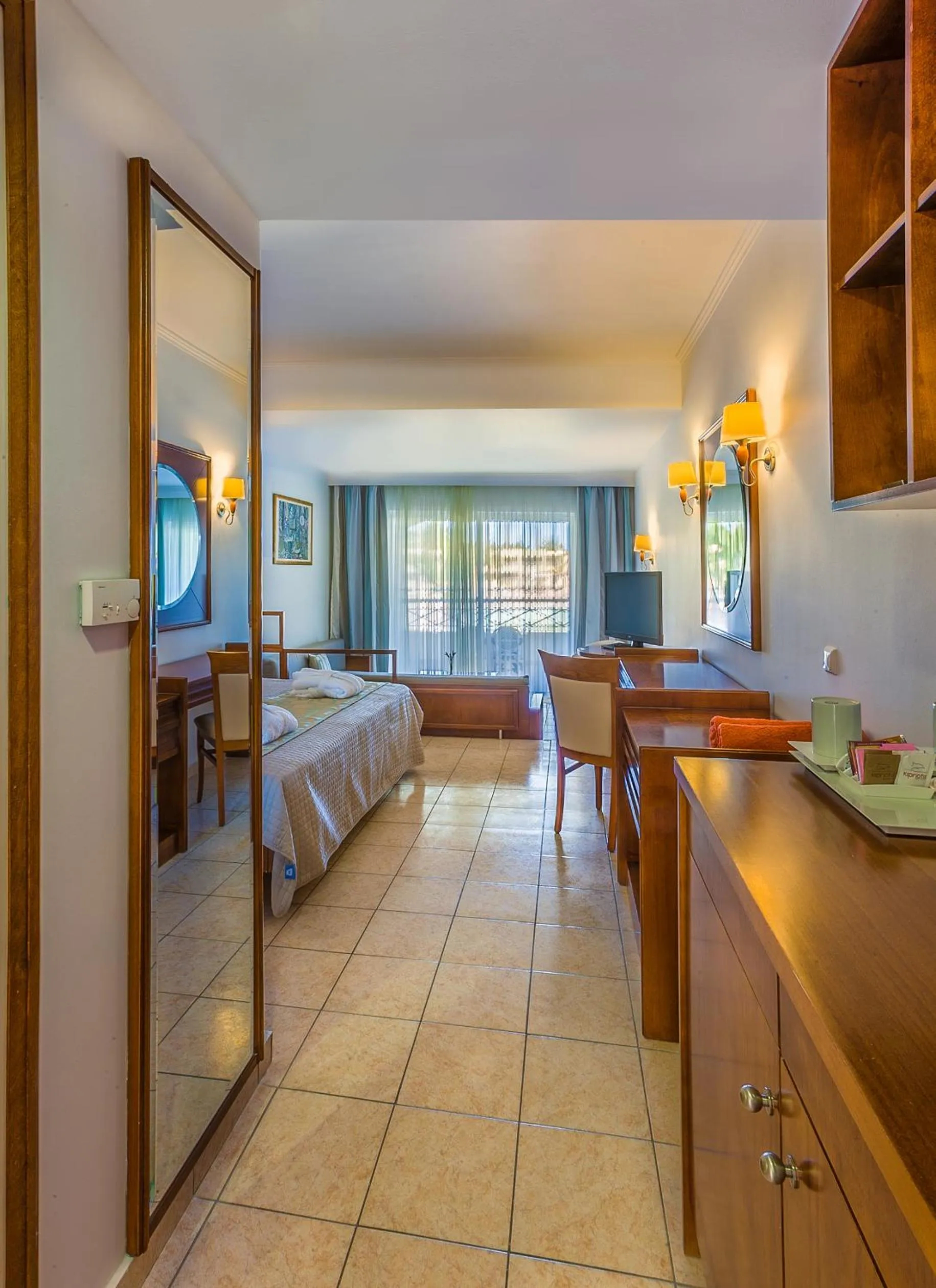 Bedroom, Bed in Kipriotis Maris Suites