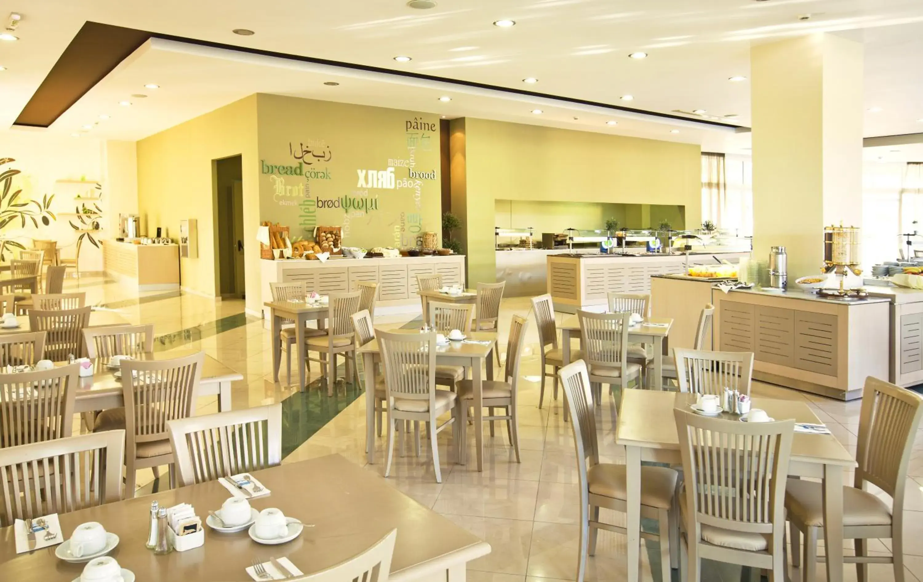 Restaurant/places to eat in Kipriotis Maris Suites Restaurant/places to eat in Kipriotis Maris Suites