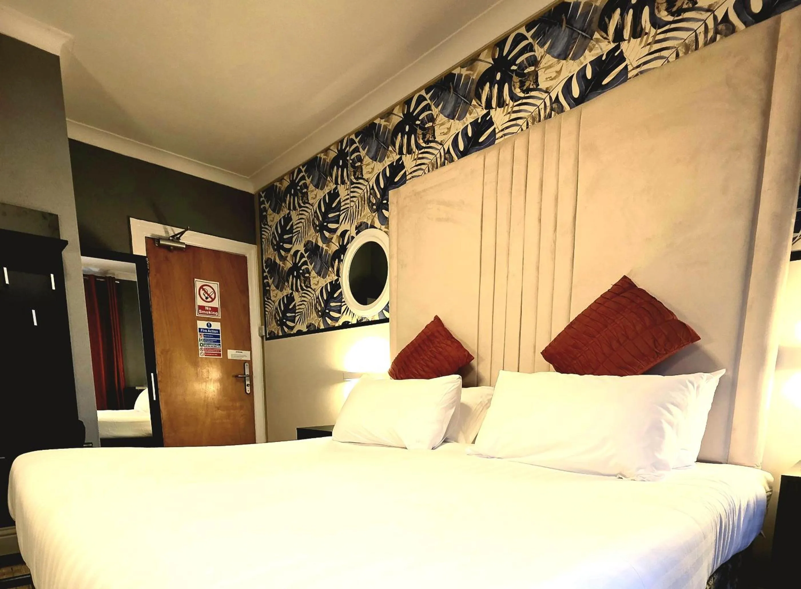 Bedroom, Bed in Yardley Manor Hotel