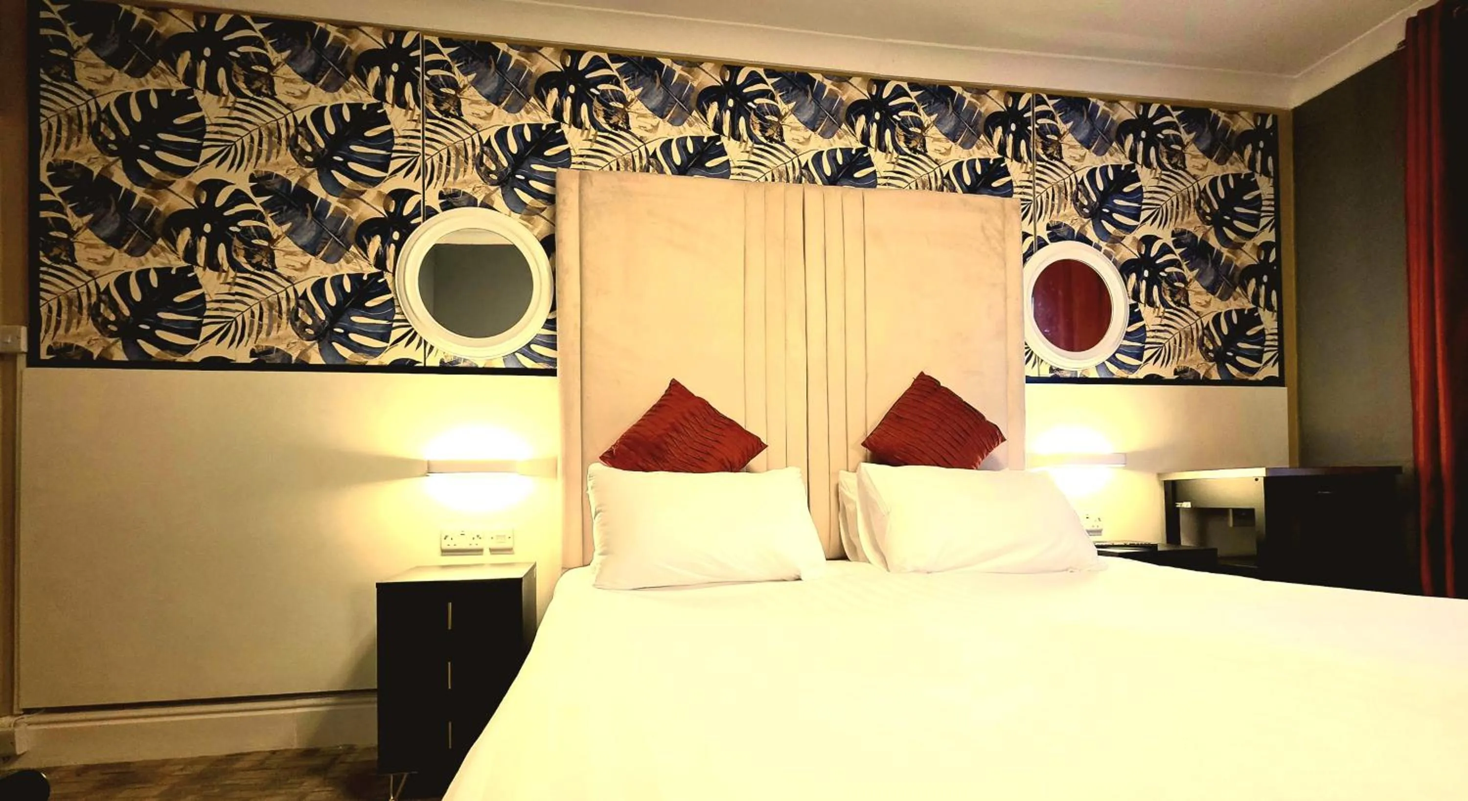 Bedroom, Bed in Yardley Manor Hotel