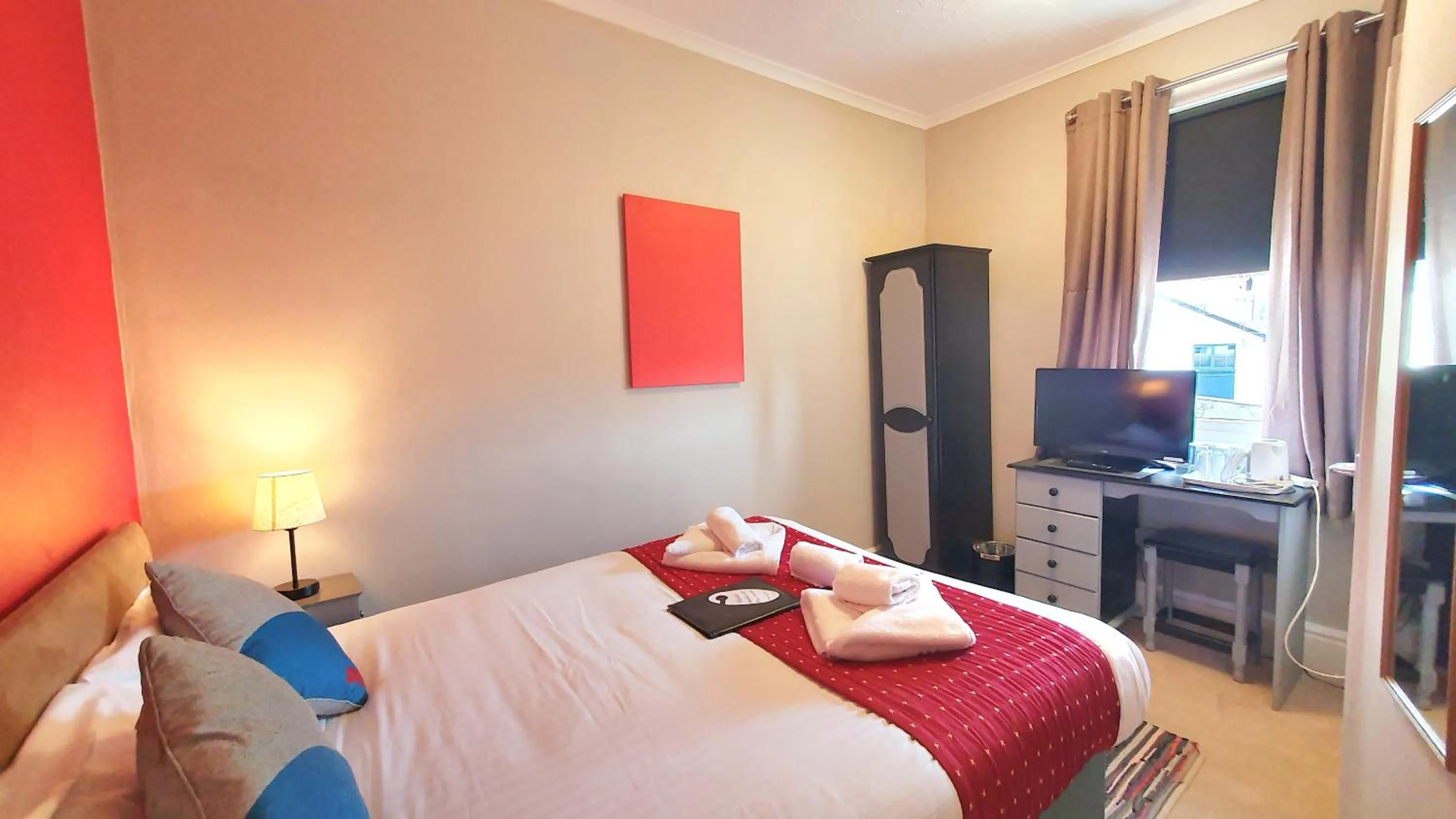 Bedroom, Bed in Yardley Manor Hotel