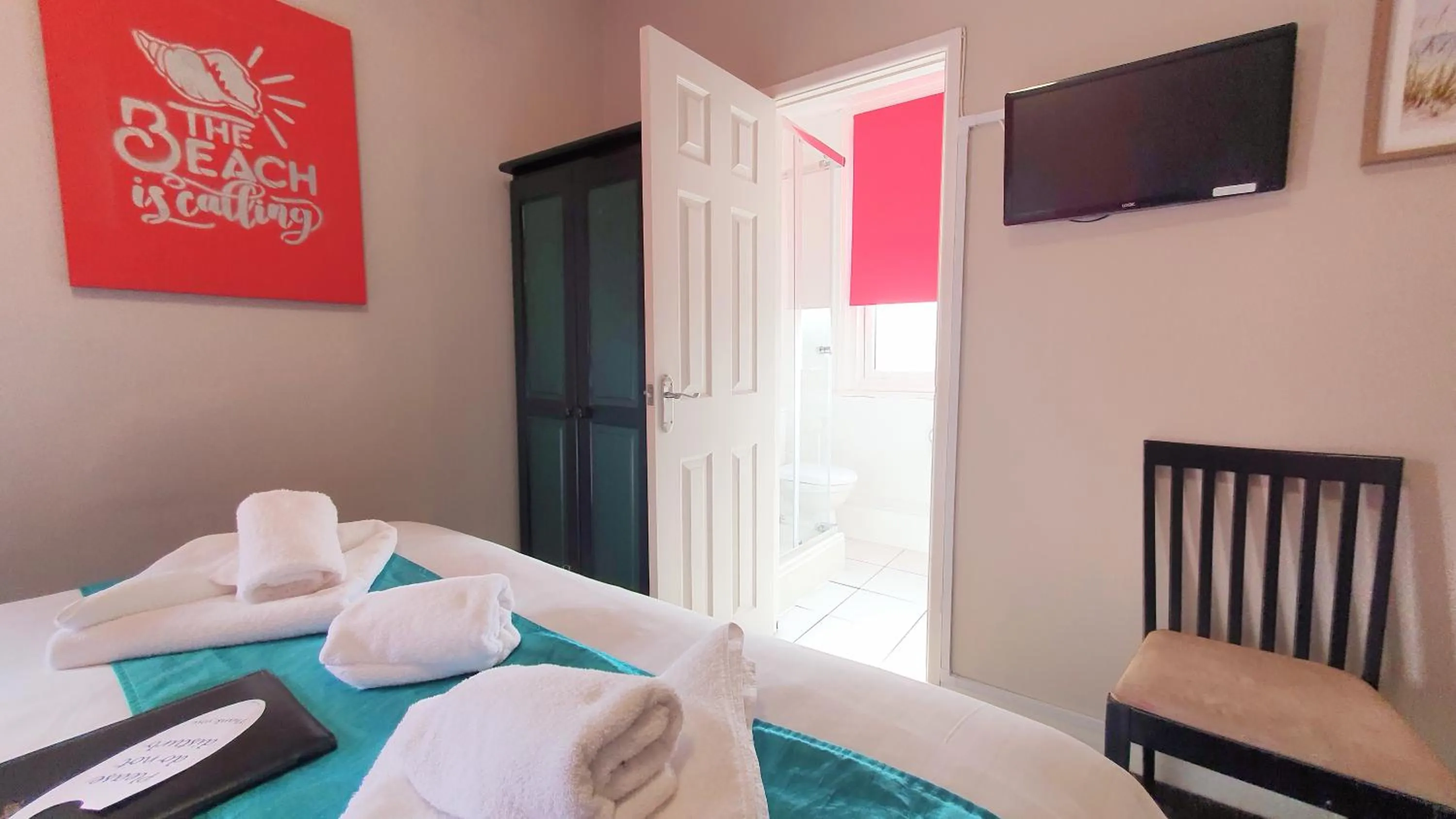 Bedroom, Bed in Yardley Manor Hotel