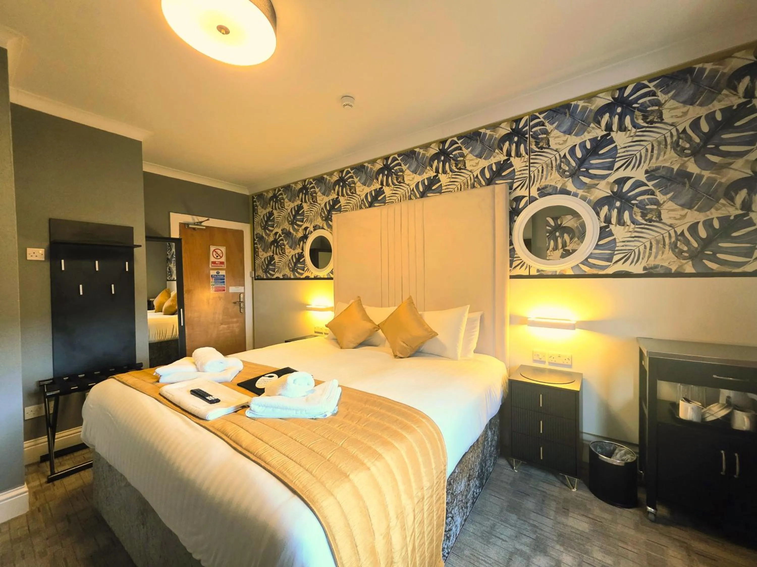 Bedroom, Bed in Yardley Manor Hotel