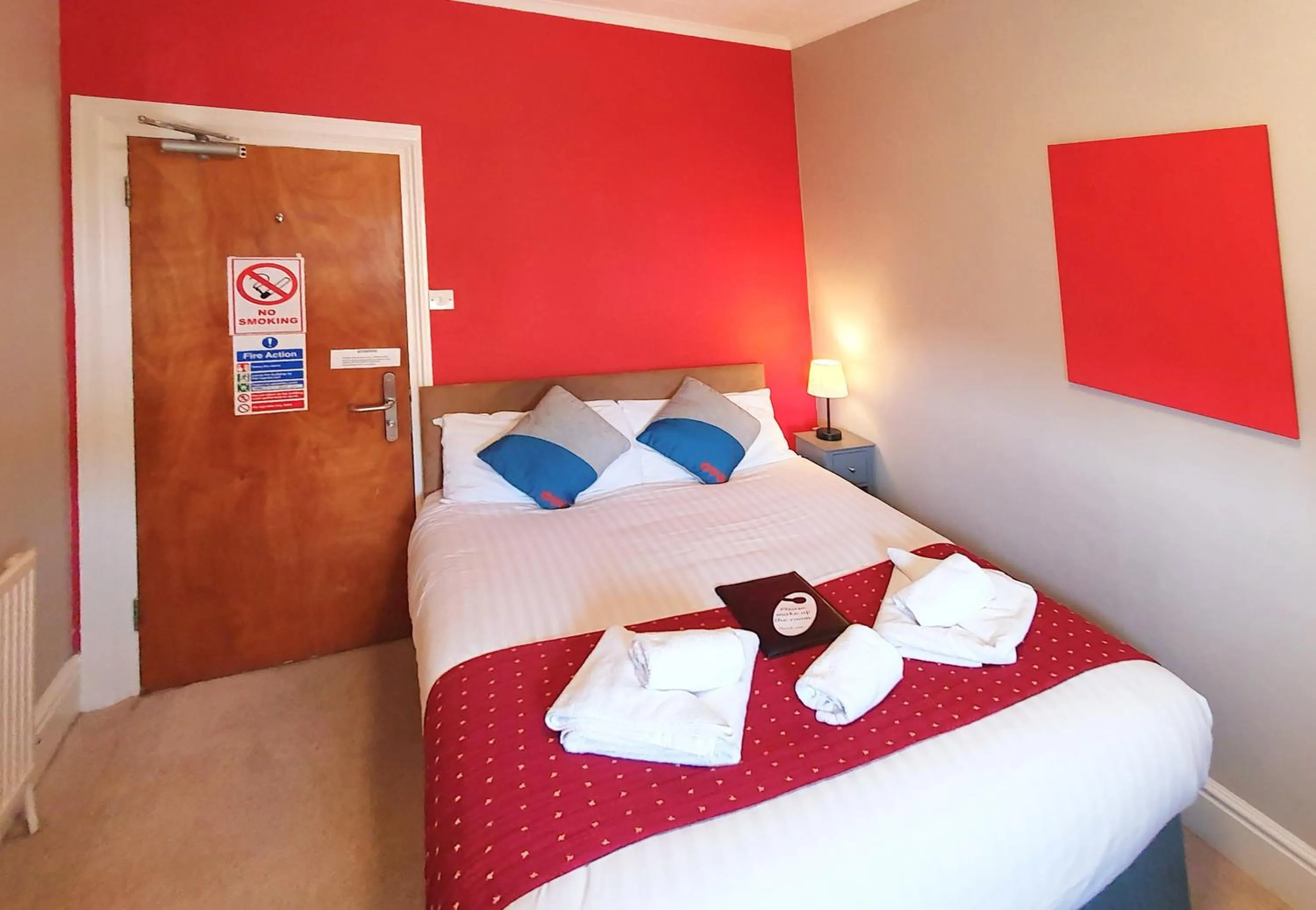 Bedroom, Bed in Yardley Manor Hotel