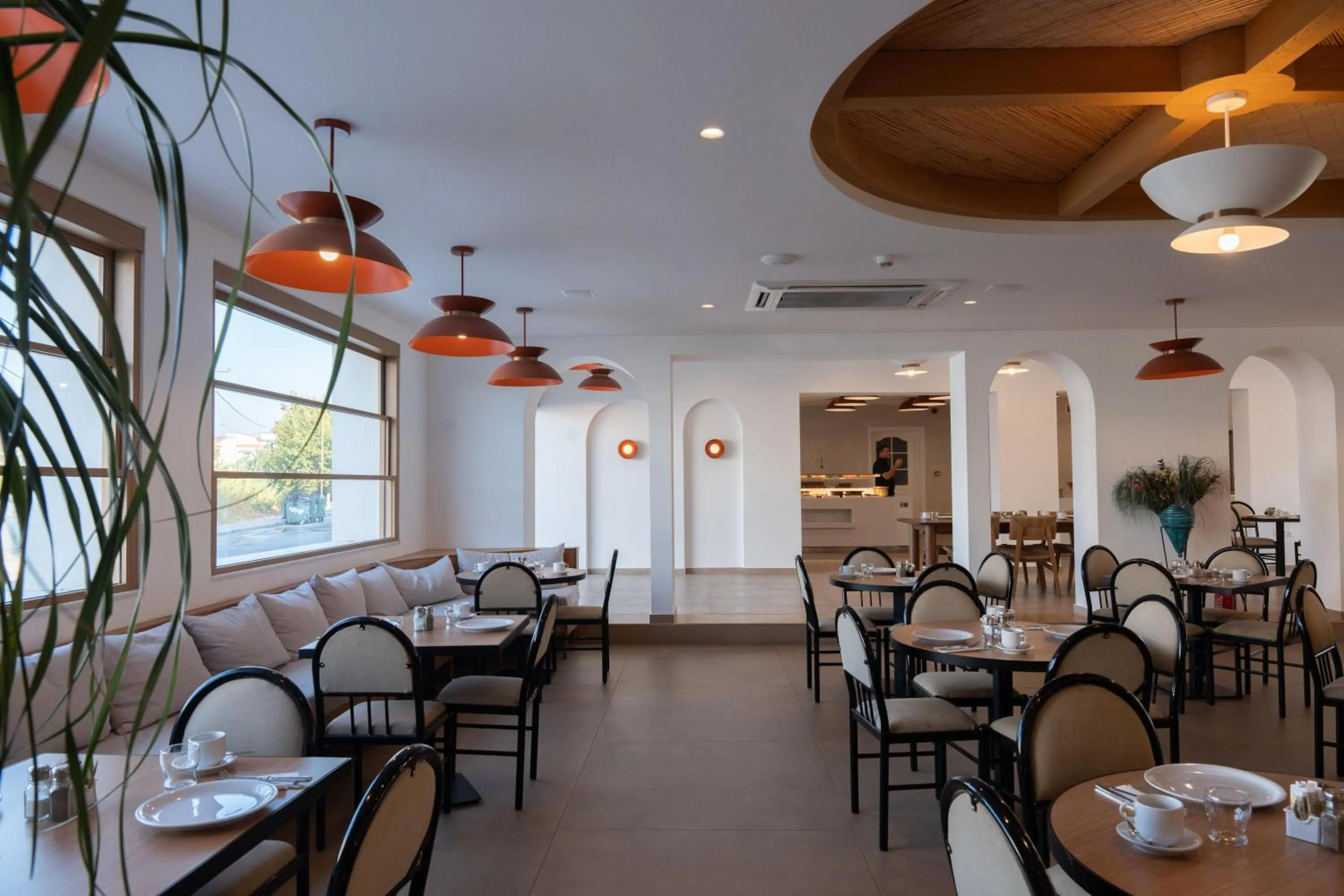 Restaurant/places to eat in Orion Hotel