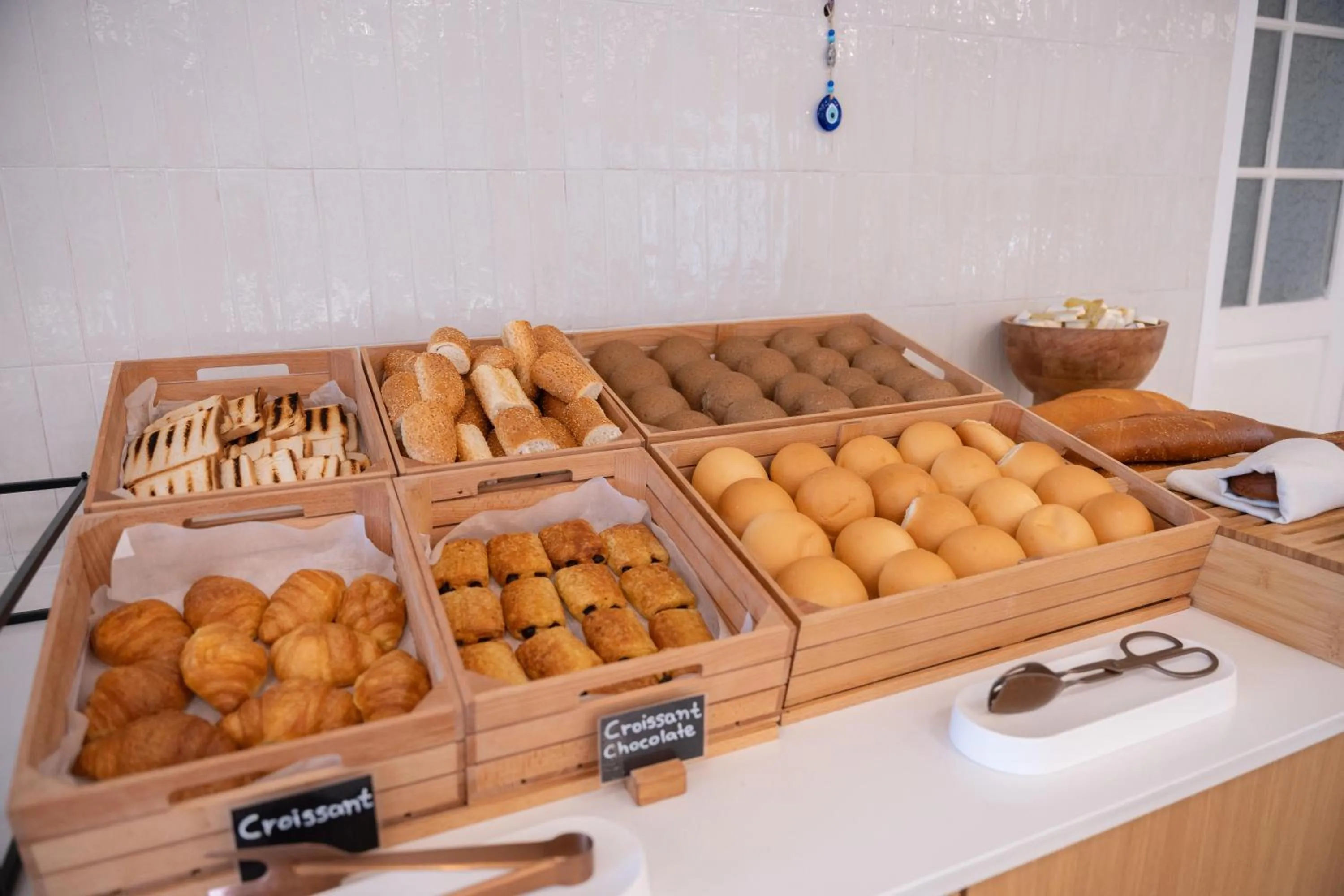 Restaurant/places to eat in Orion Hotel