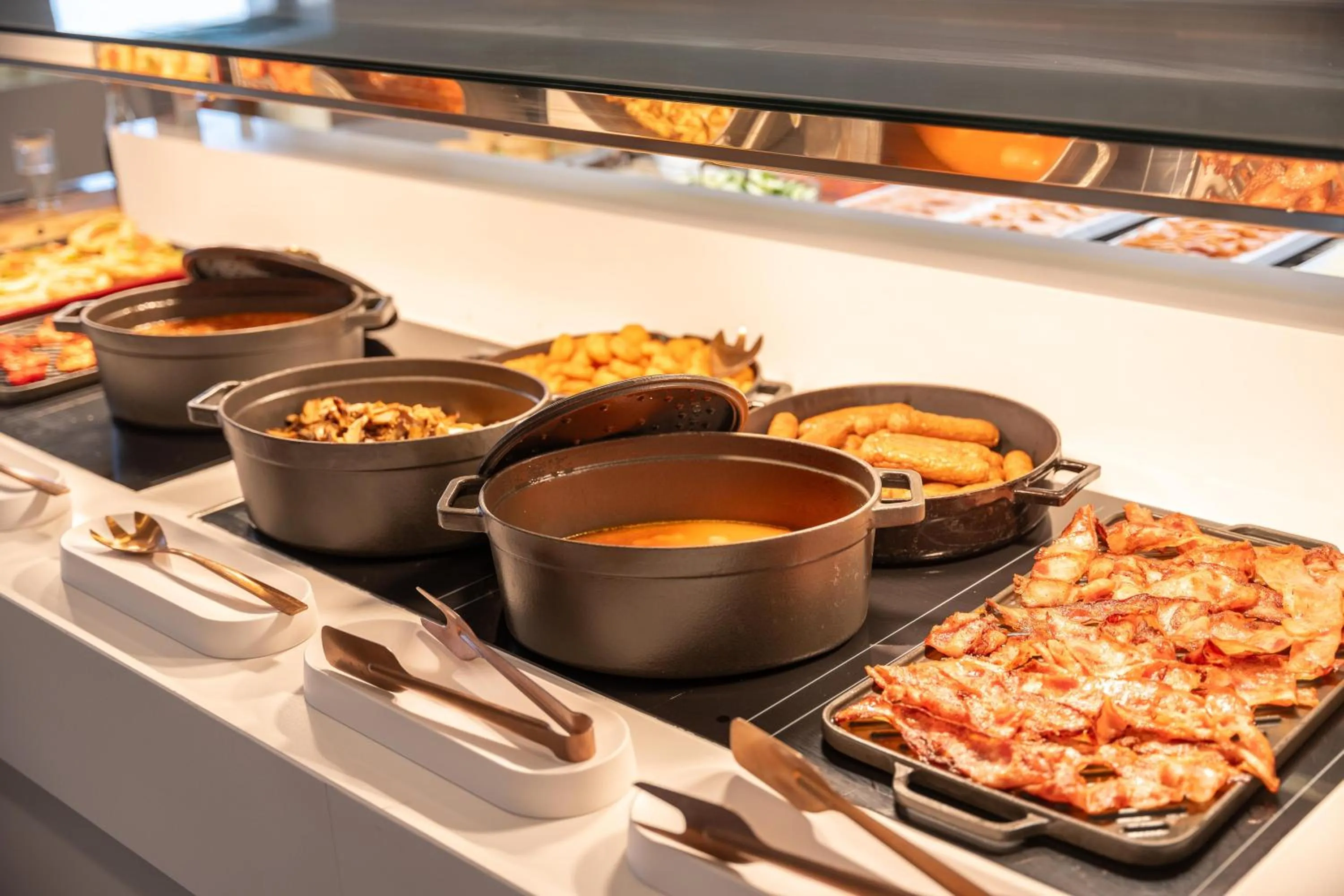 Restaurant/places to eat in Orion Hotel