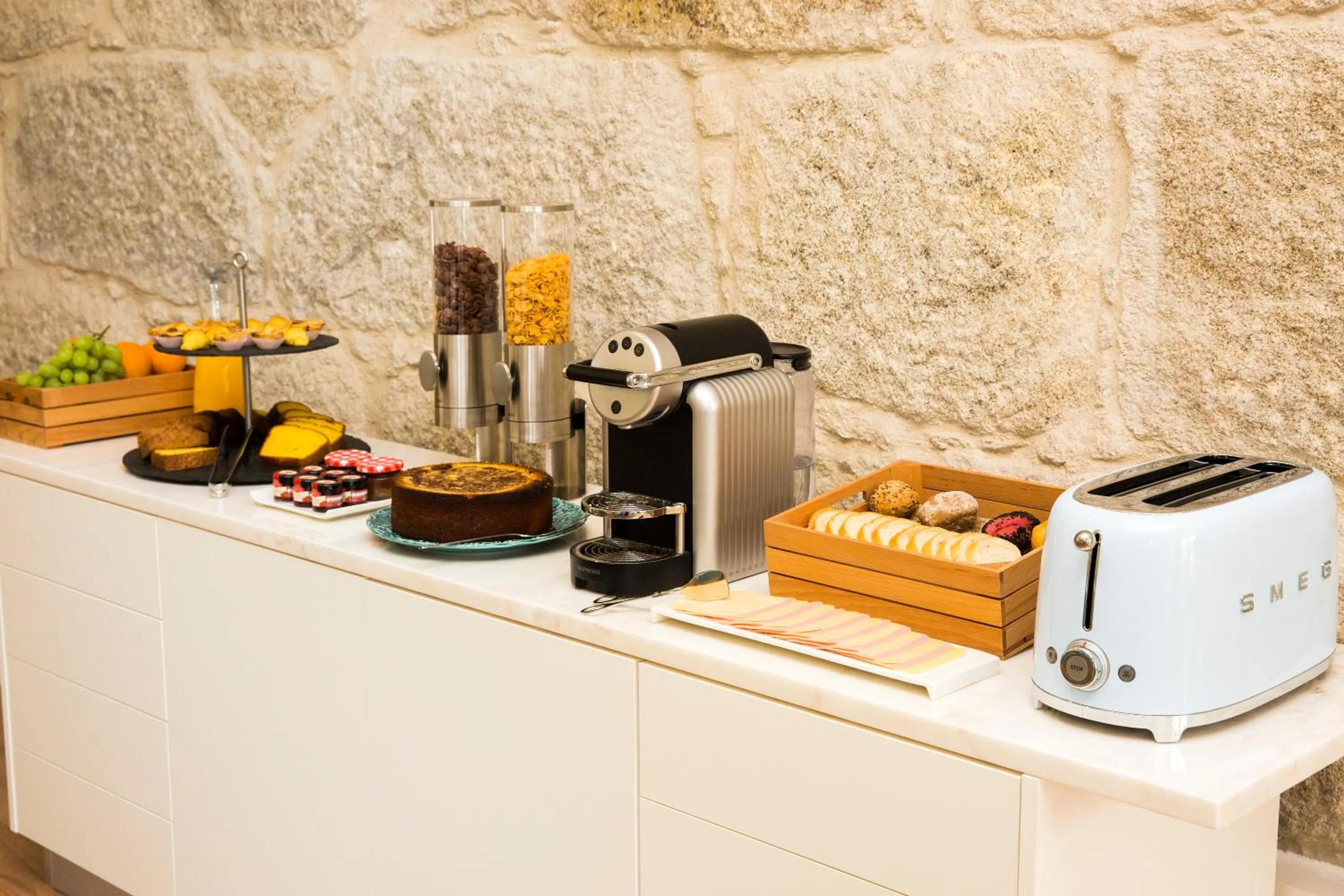 Continental breakfast in BO - Álvares Cabral GuestHouse