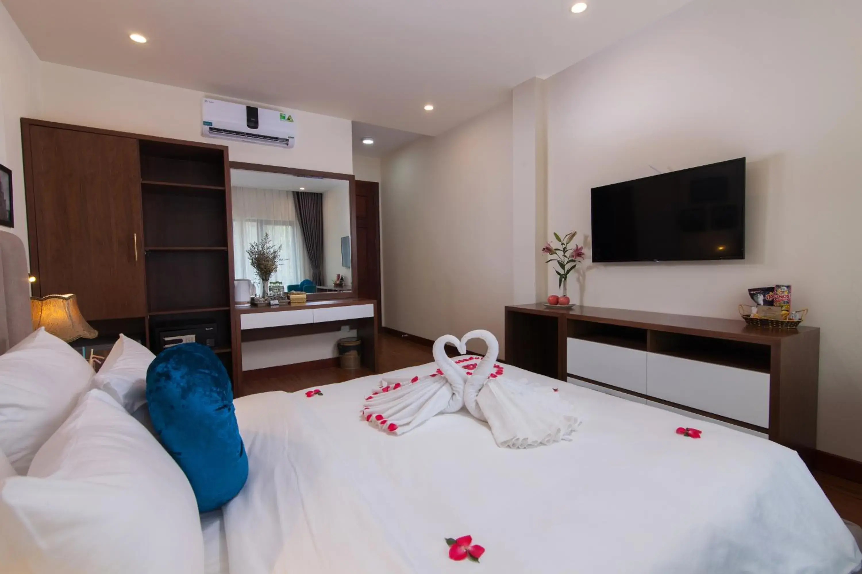 Photo of the whole room, Bed in Hanoi Hanvet Hotel Photo of the whole room, Bed in Hanoi Hanvet Hotel