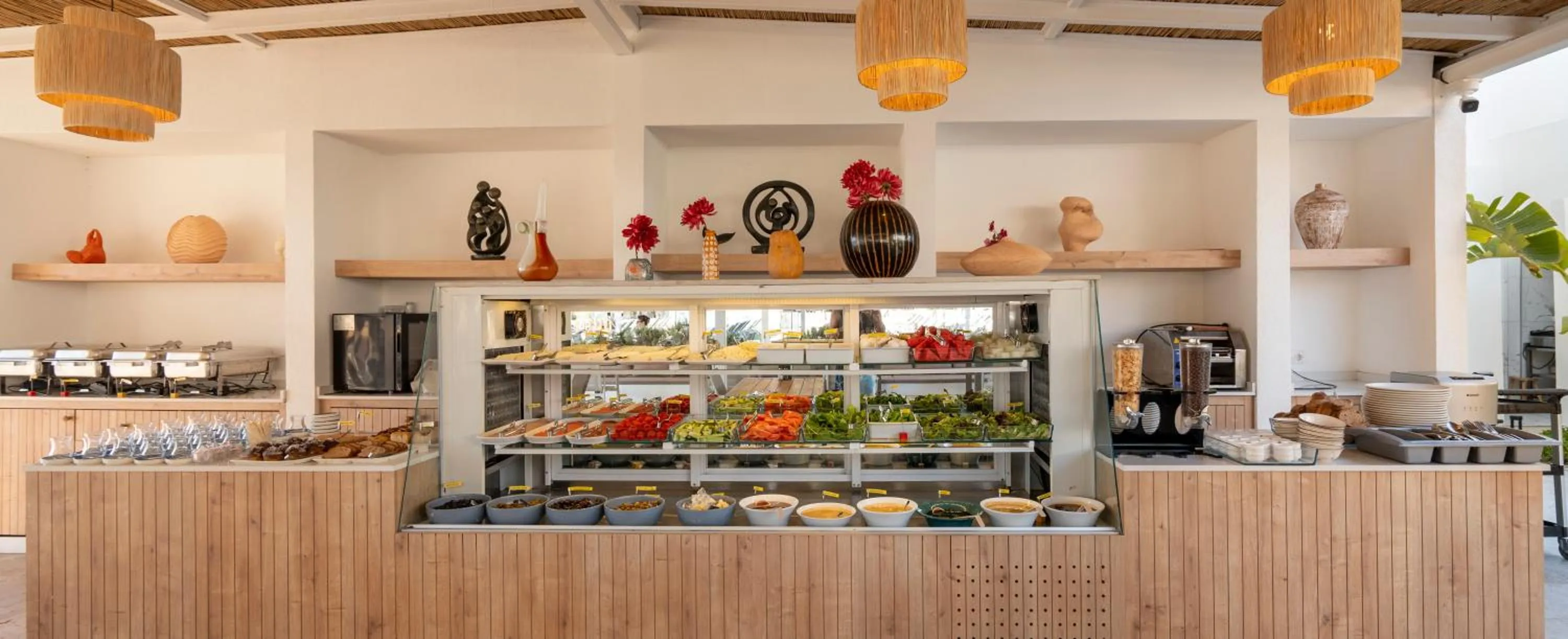 Restaurant/places to eat in Daphnis Hotel