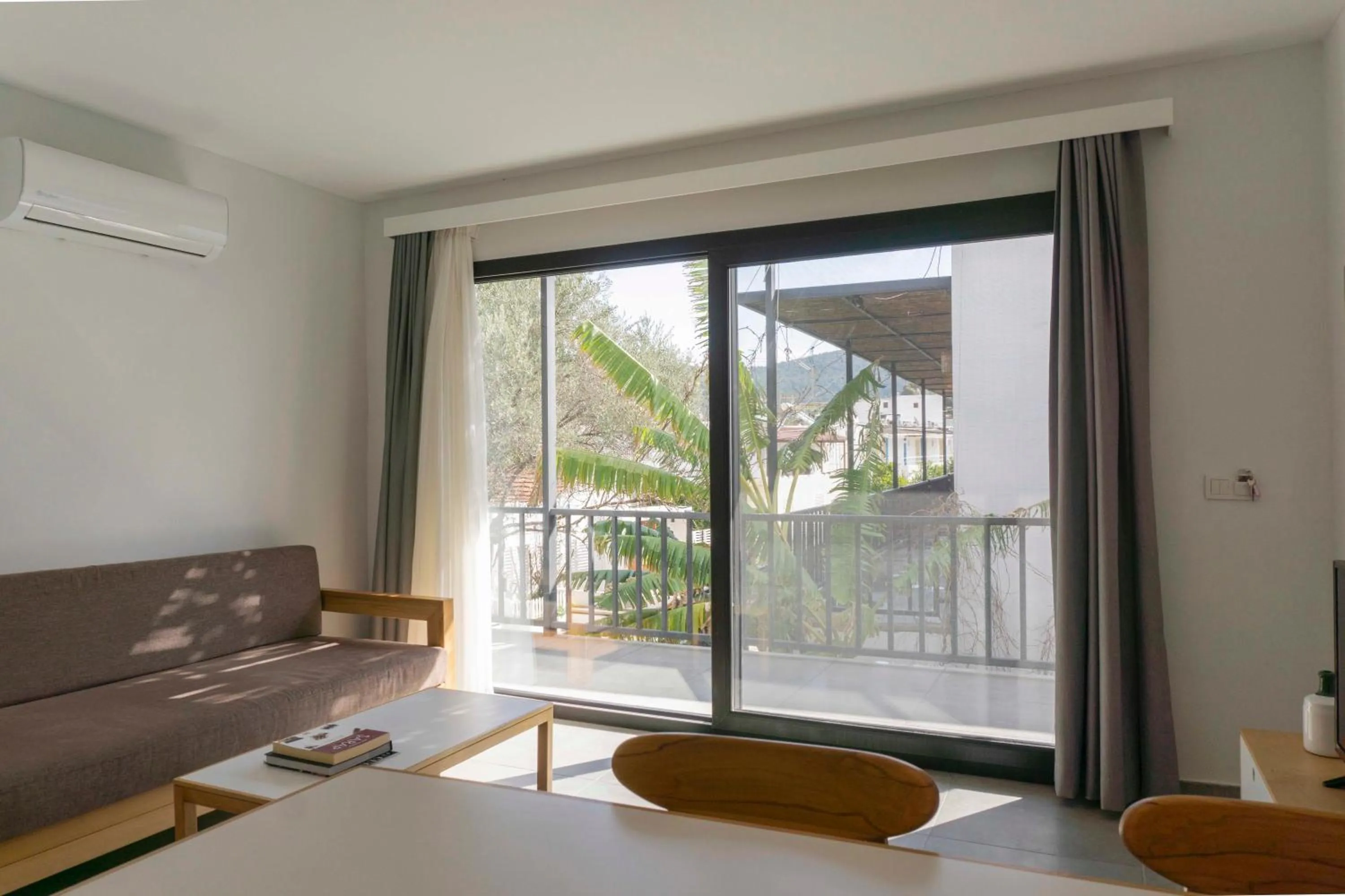 Living room in Daphnis Hotel