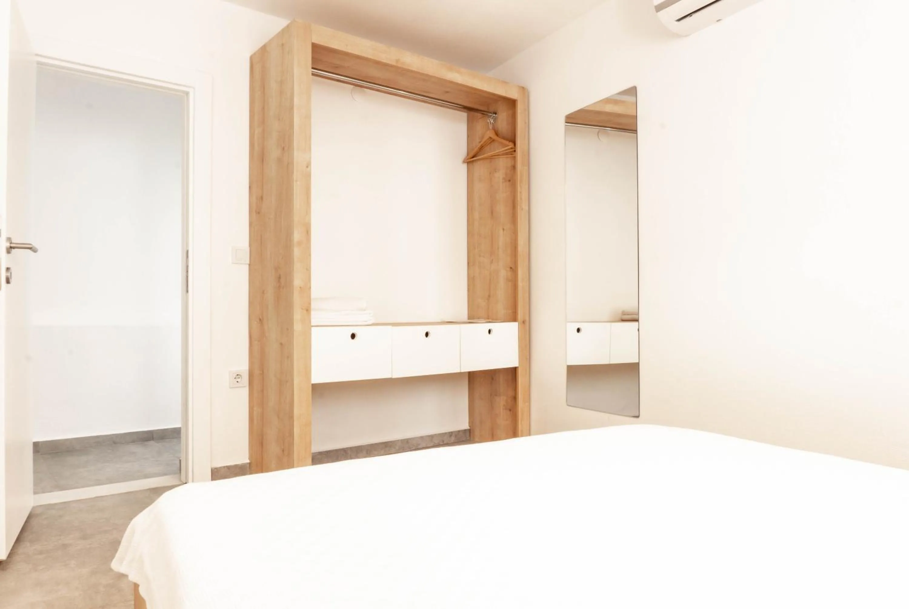 wardrobe, Bed in Daphnis Hotel