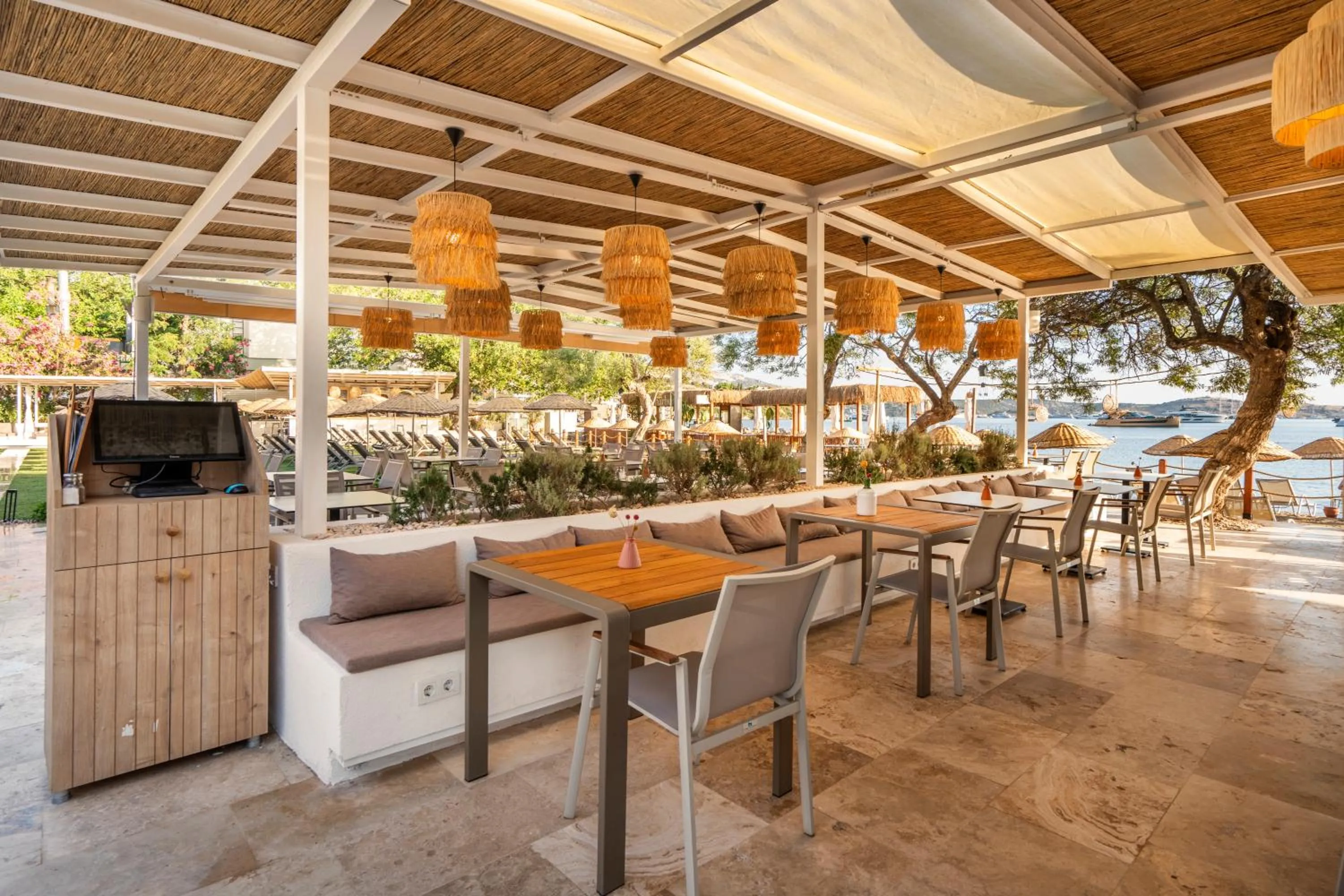 Restaurant/places to eat in Daphnis Hotel