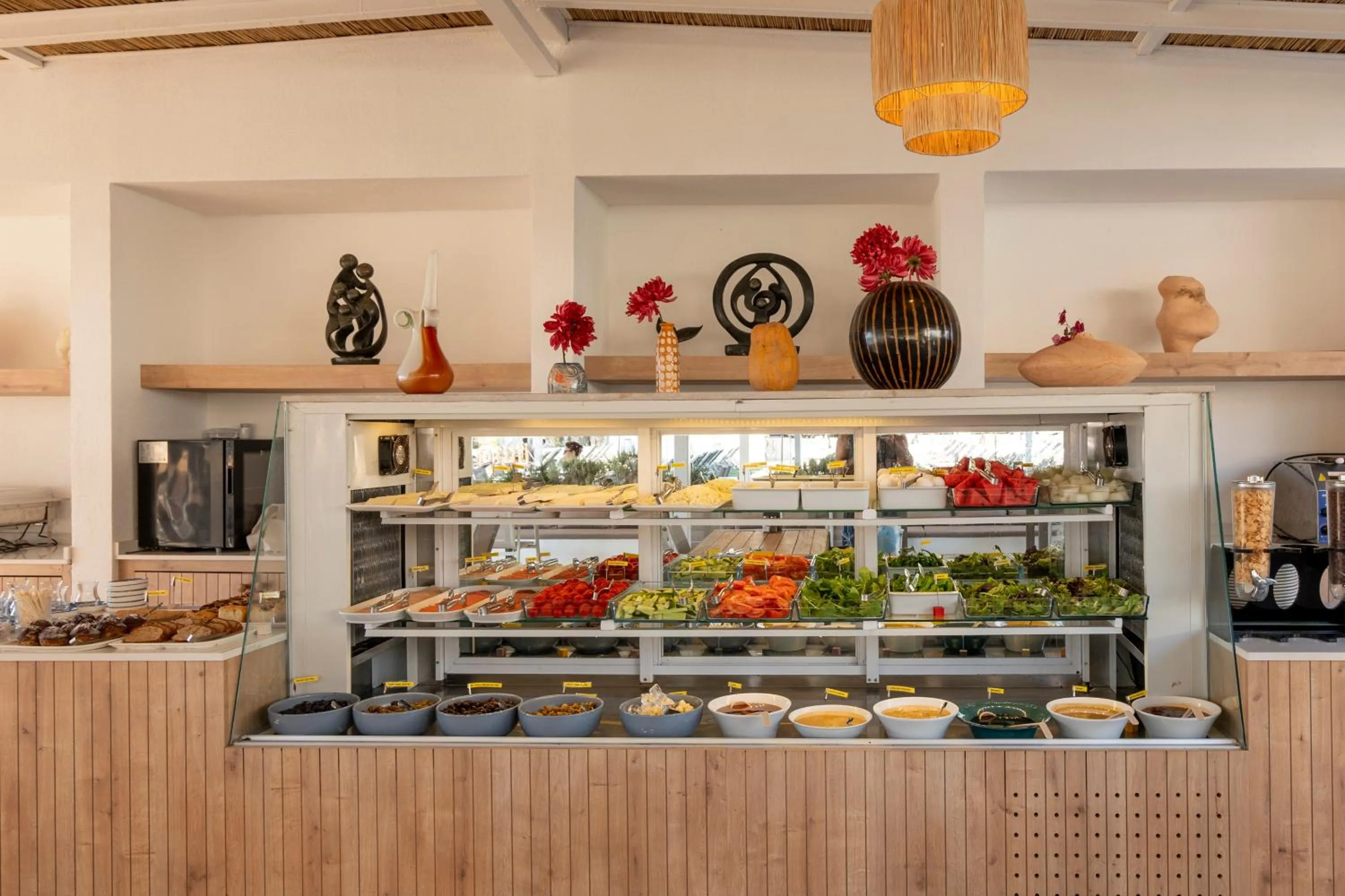 Restaurant/places to eat in Daphnis Hotel