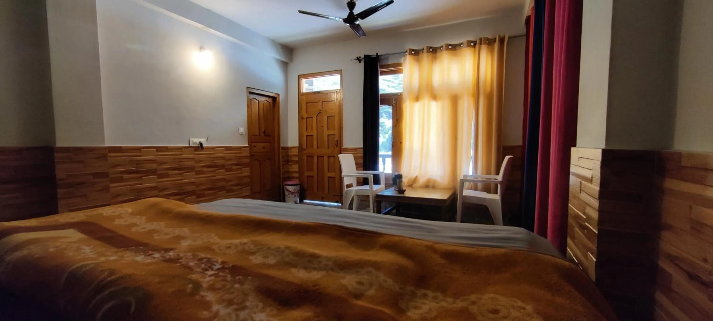 Photo of the whole room in Flipsyde Retreat