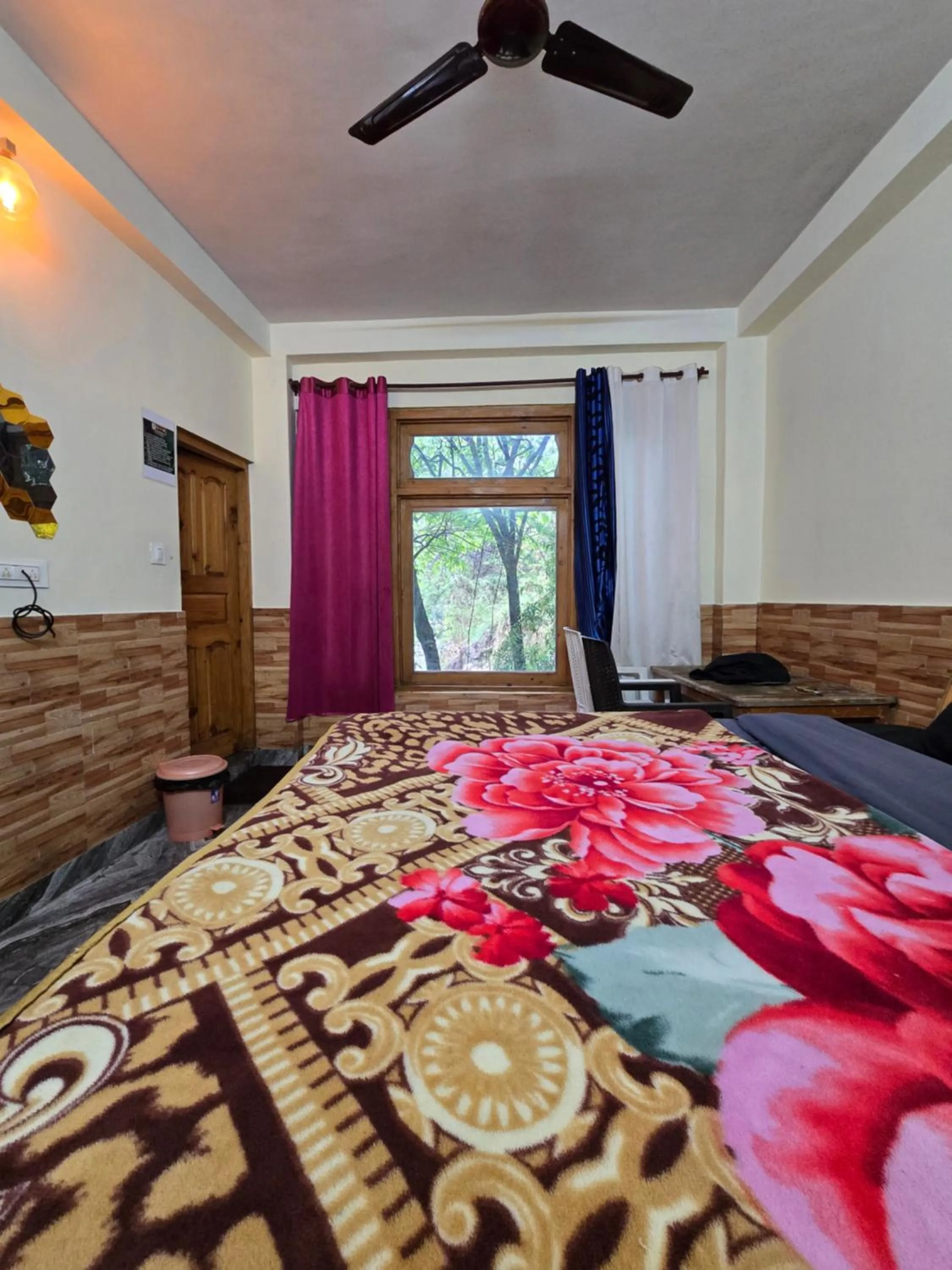 Photo of the whole room, Bed in Flipsyde Retreat