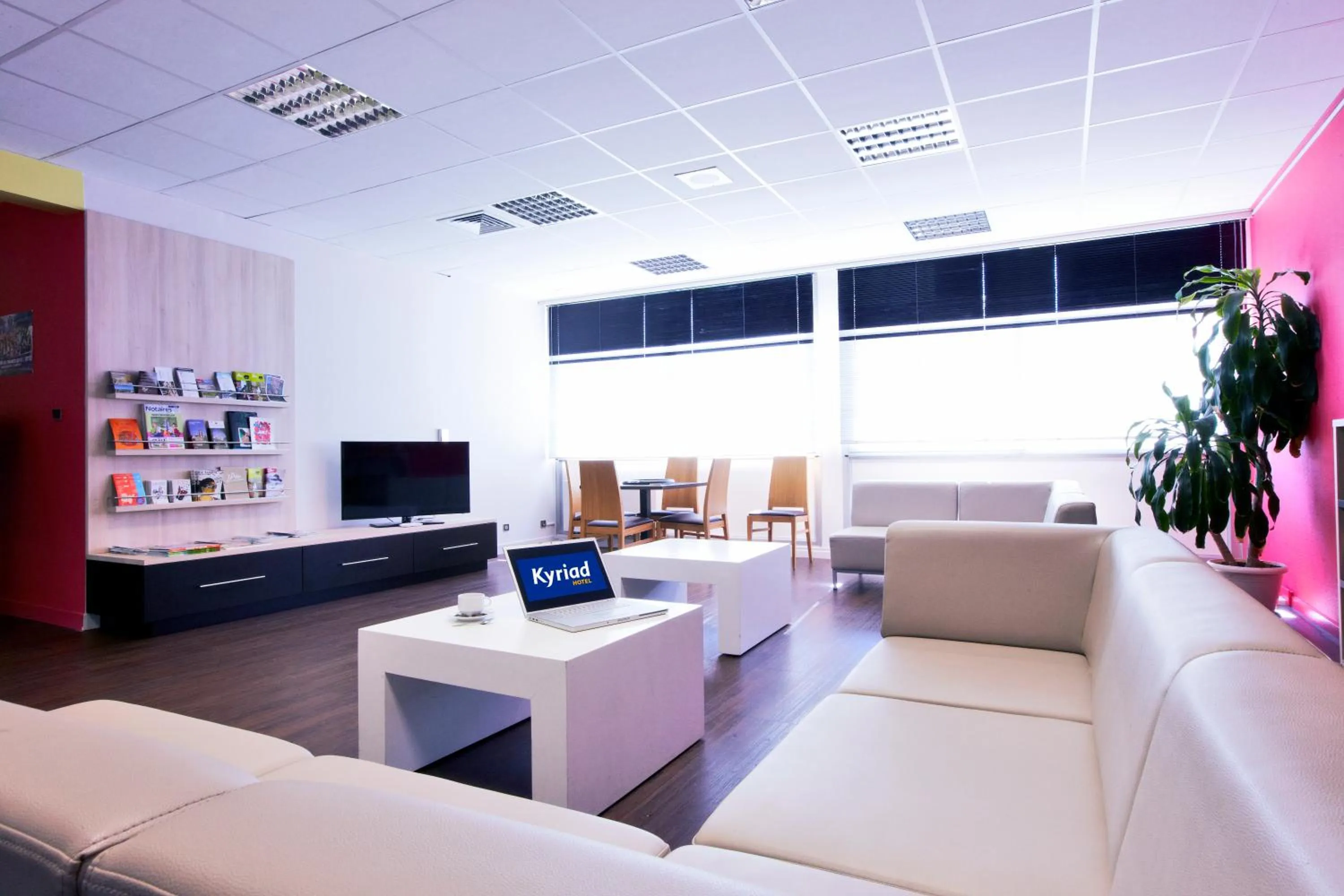 Lounge or bar, Seating Area in Kyriad Bourg En Bresse