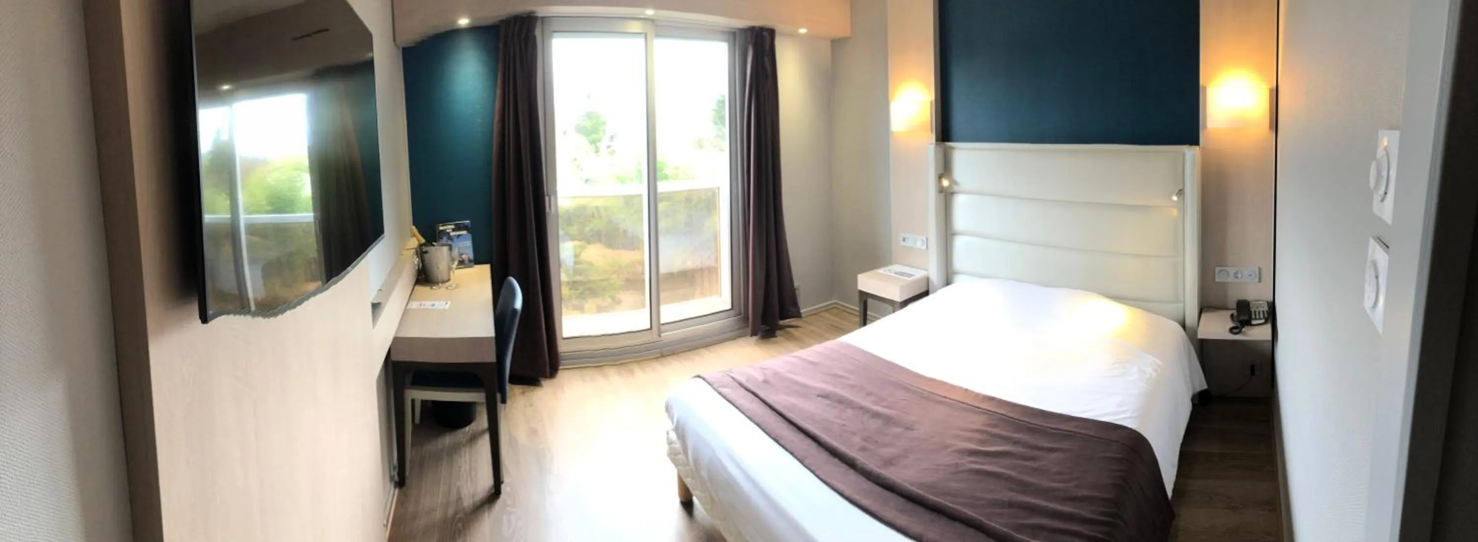 Bedroom, TV/Entertainment Center in Kyriad Bourg En Bresse