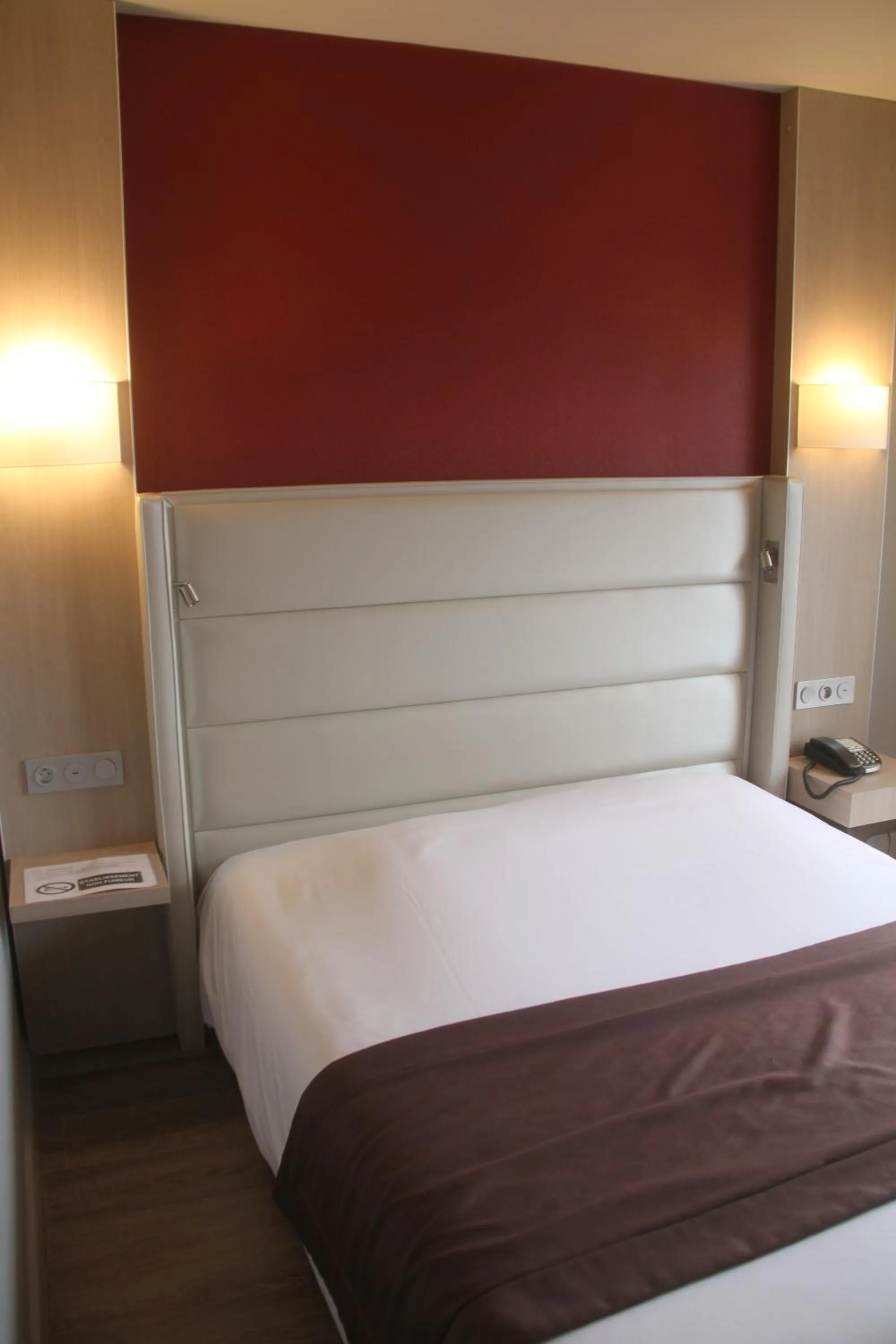 Bed in Kyriad Bourg En Bresse