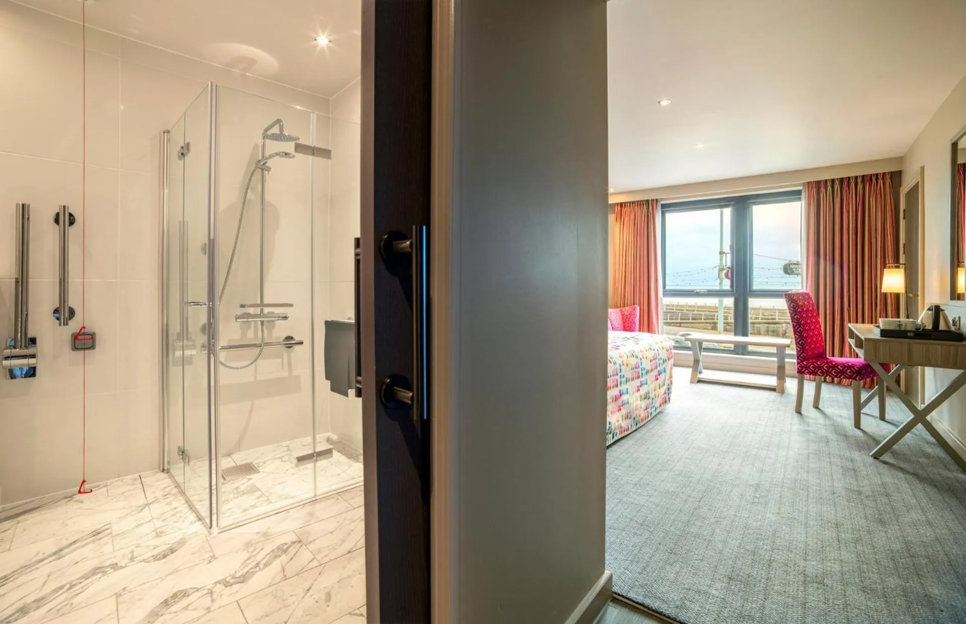 Bathroom, Bed in Boulevard Hotel