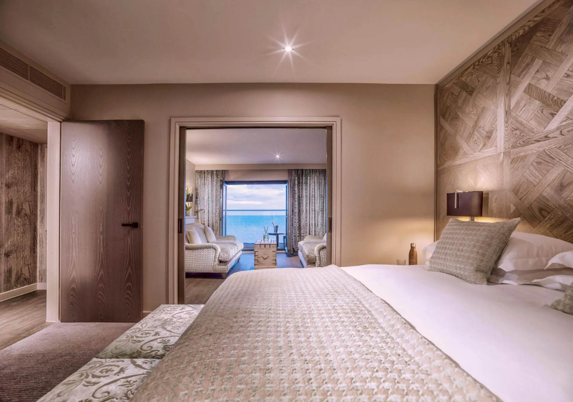 Photo of the whole room, Bed in Boulevard Hotel