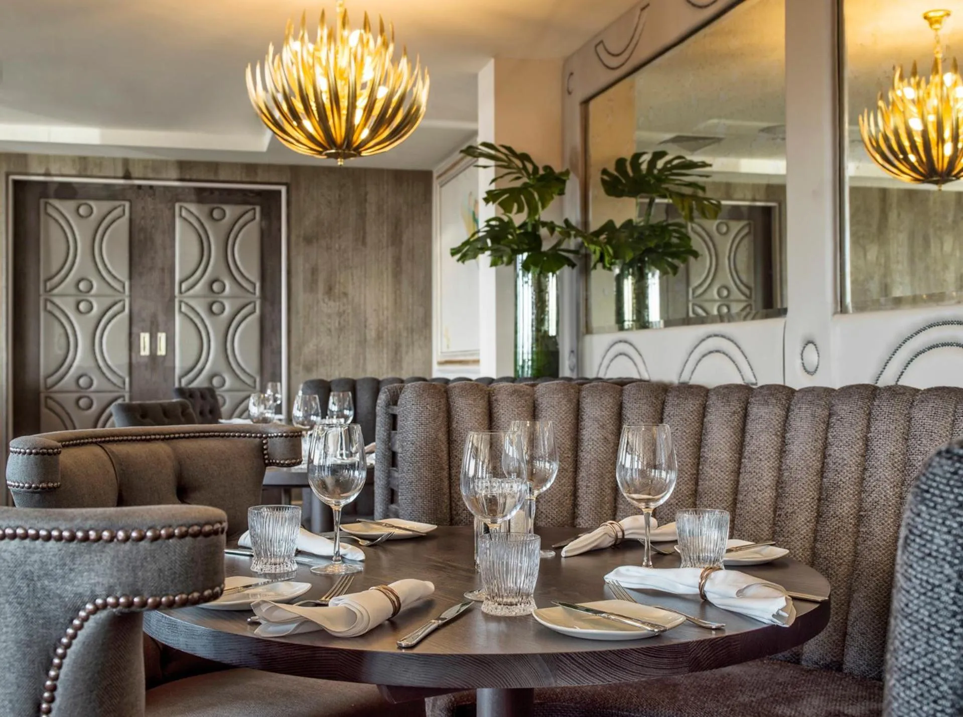 Restaurant/places to eat in Boulevard Hotel
