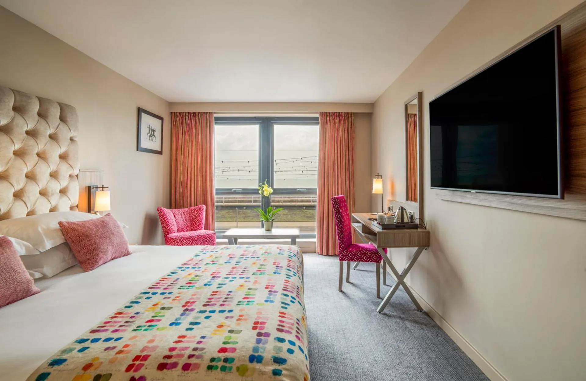 Photo of the whole room, Bed in Boulevard Hotel