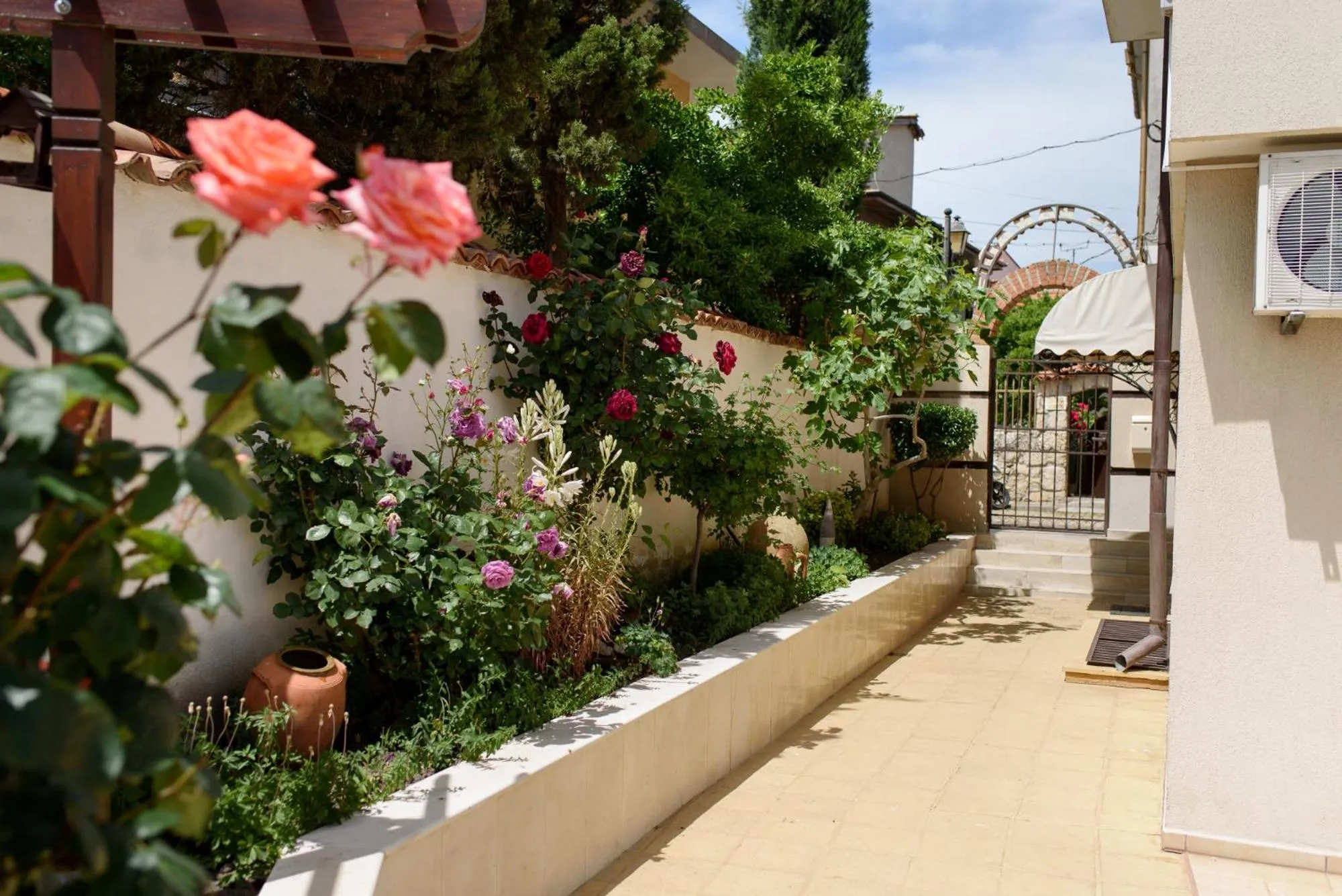 Guest House Ianis Paradise
