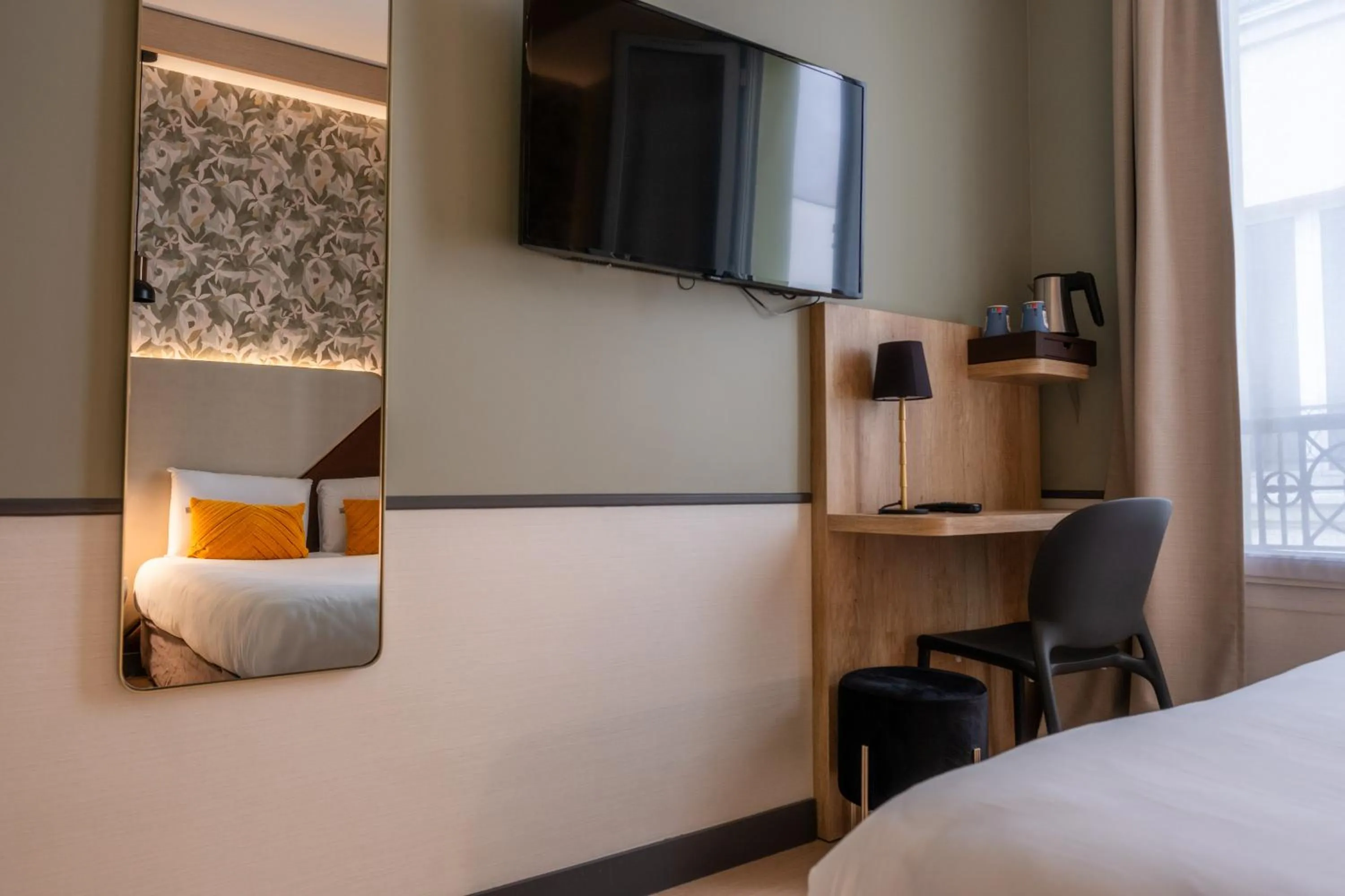 Bed in Kyriad Paris 10 - Canal Saint Martin - République