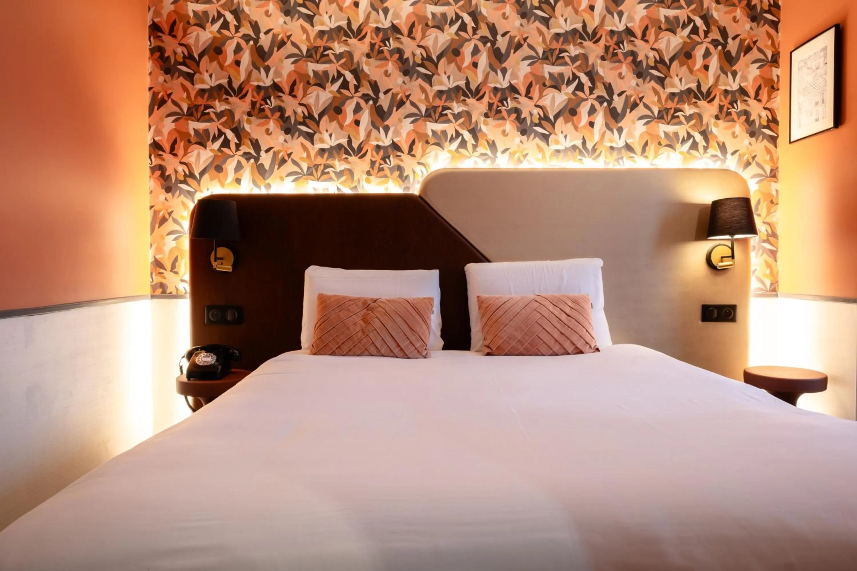 Bed in Kyriad Paris 10 - Canal Saint Martin - République