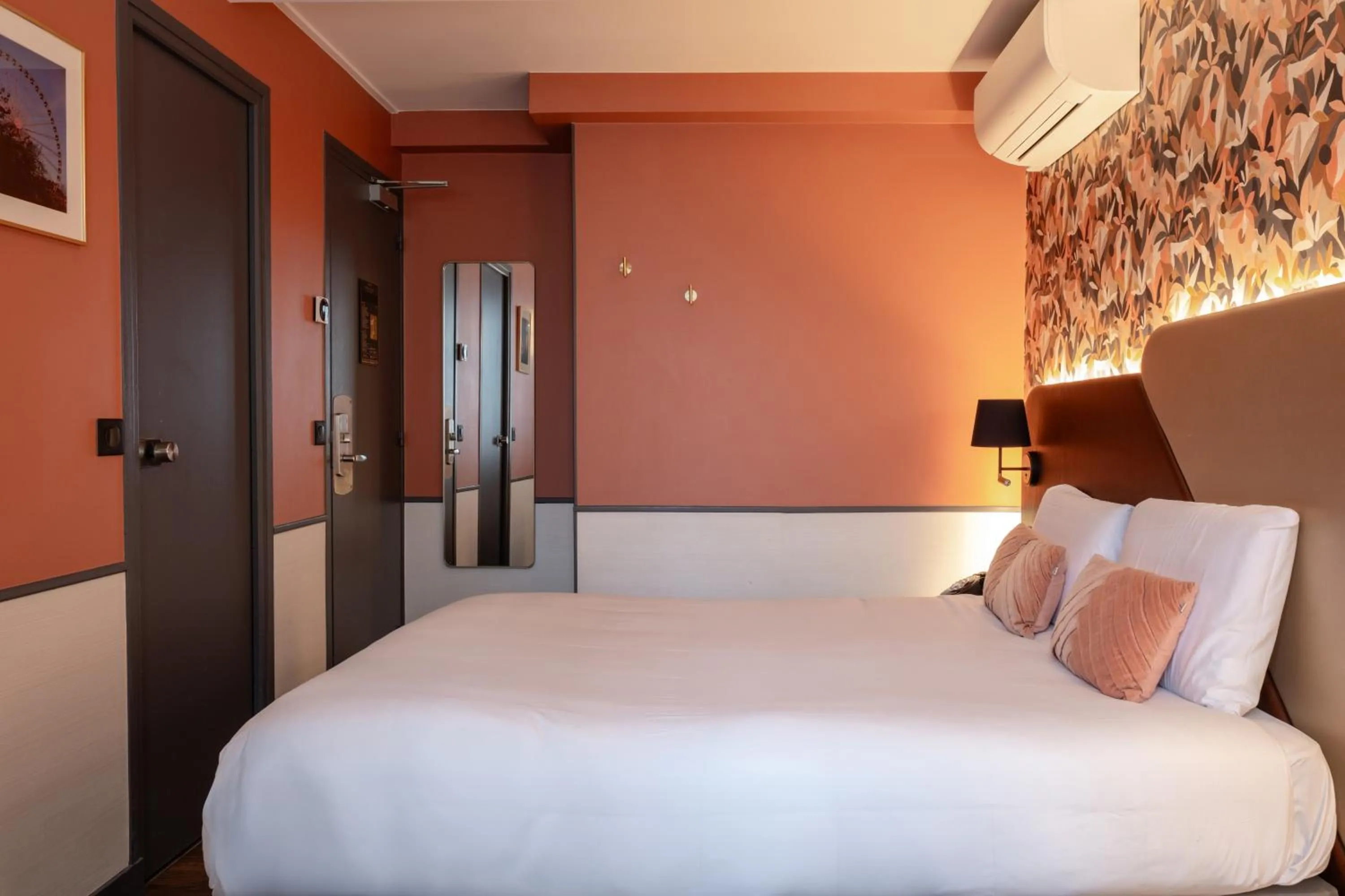 Bed in Kyriad Paris 10 - Canal Saint Martin - République