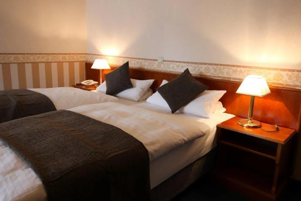 Bed in Hotel Burg-Mühle