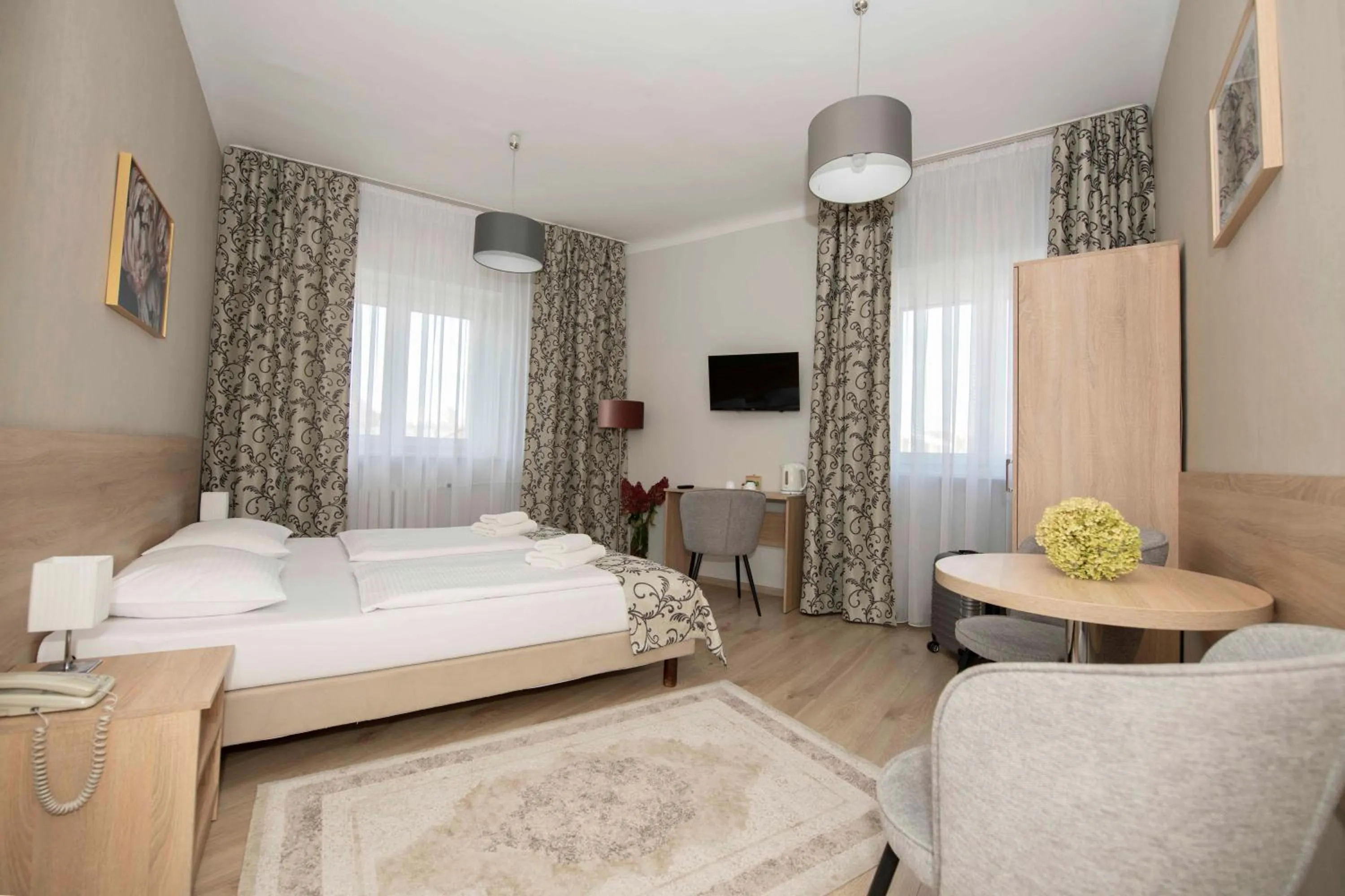 Seating area, Bed in Hotel Polonia